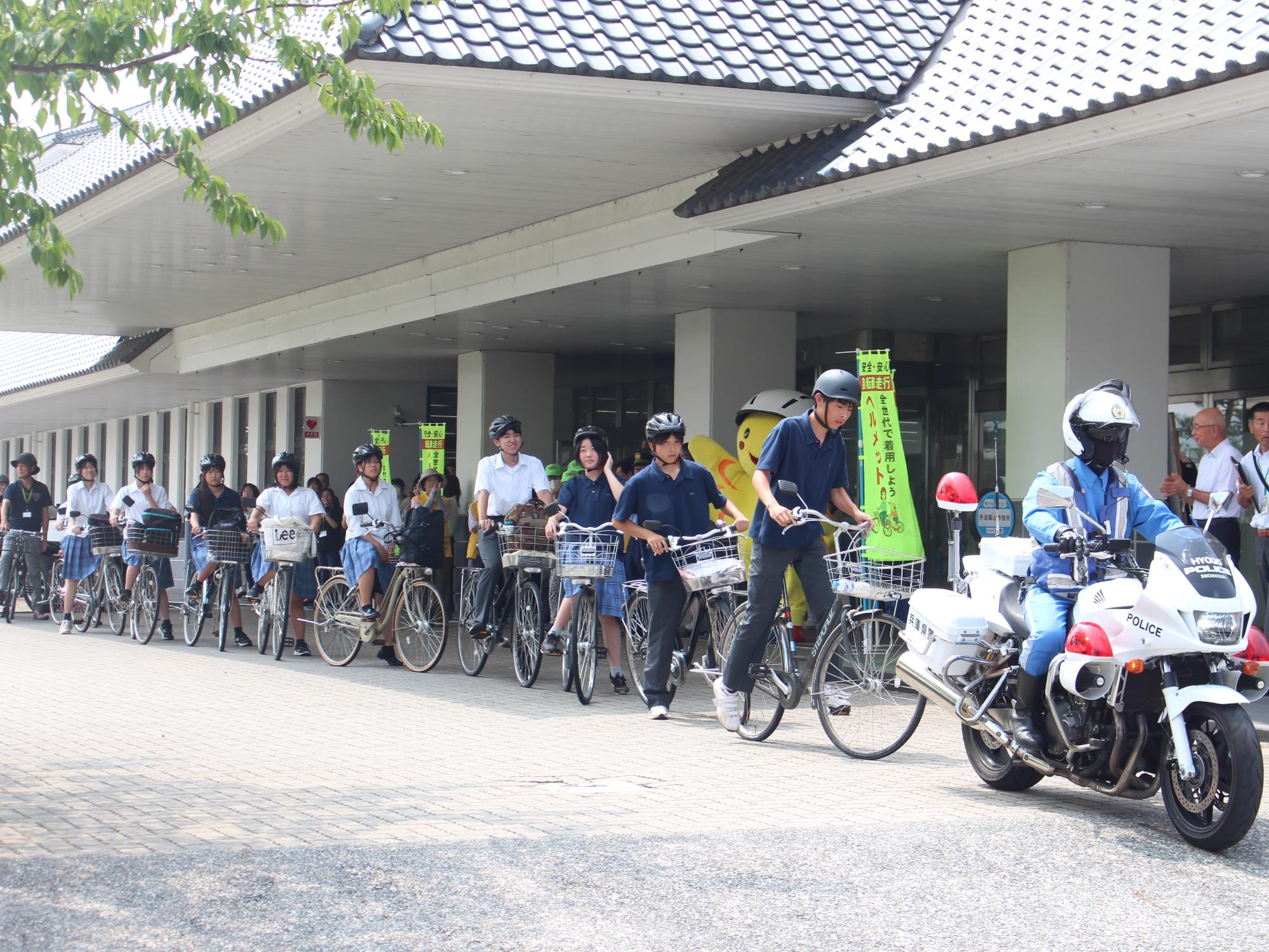自転車ヘルメット着用啓発ライドin丹波篠山 の様子 白バイと鳳鳴高校生