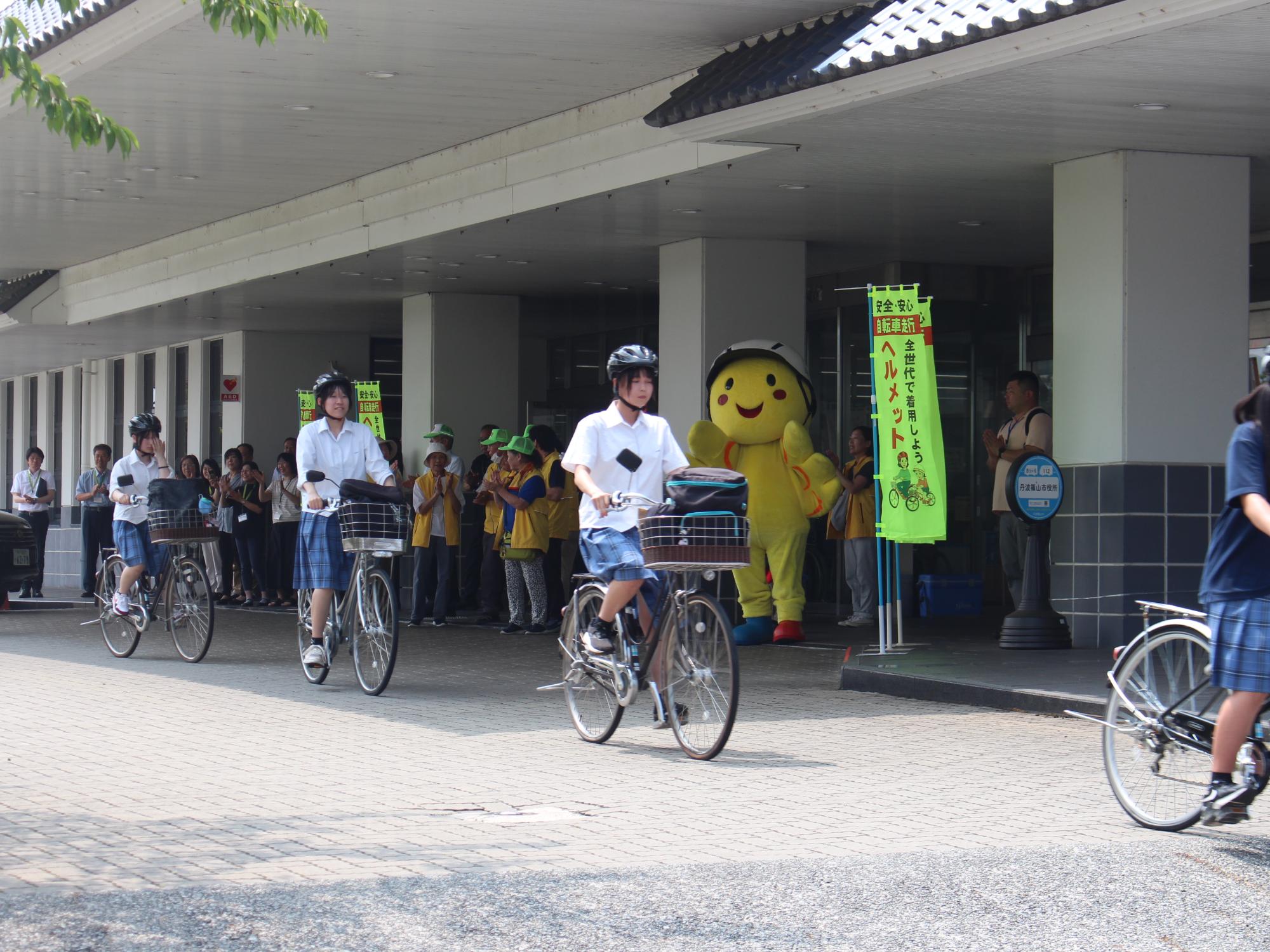自転車ヘルメット着用啓発ライドin丹波篠山 の様子 自転車に乗る鳳鳴高校生