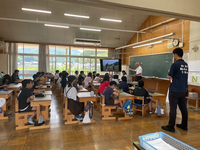 城南小への市長の学校訪問の様子