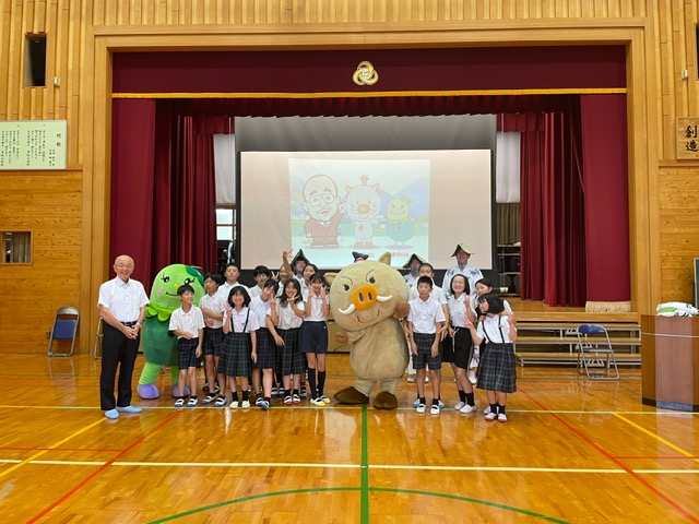 多紀小への市長の学校訪問の様子