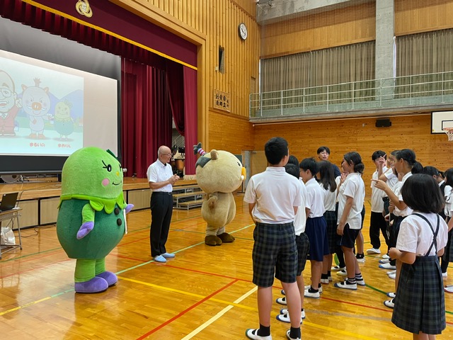 多紀小への市長の学校訪問の様子