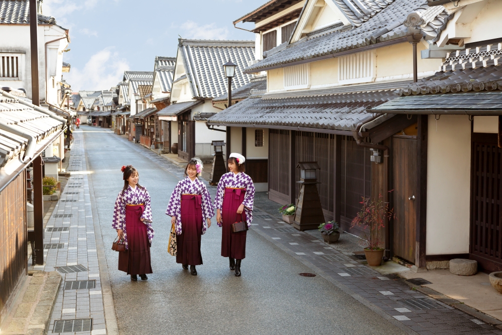 和装で丹波篠山を歩く様子