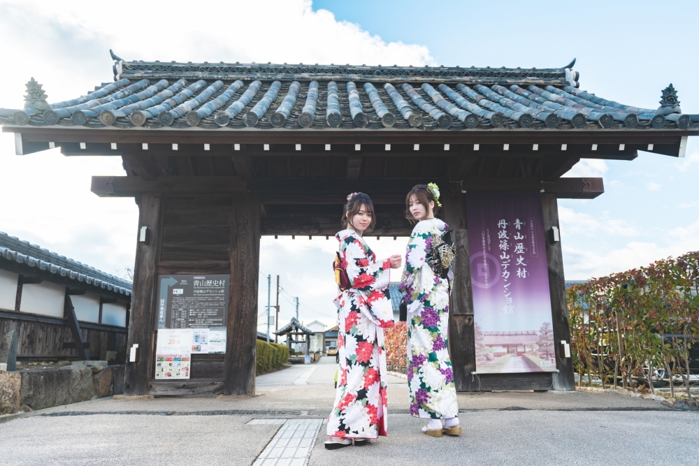 和装で丹波篠山を歩く様子