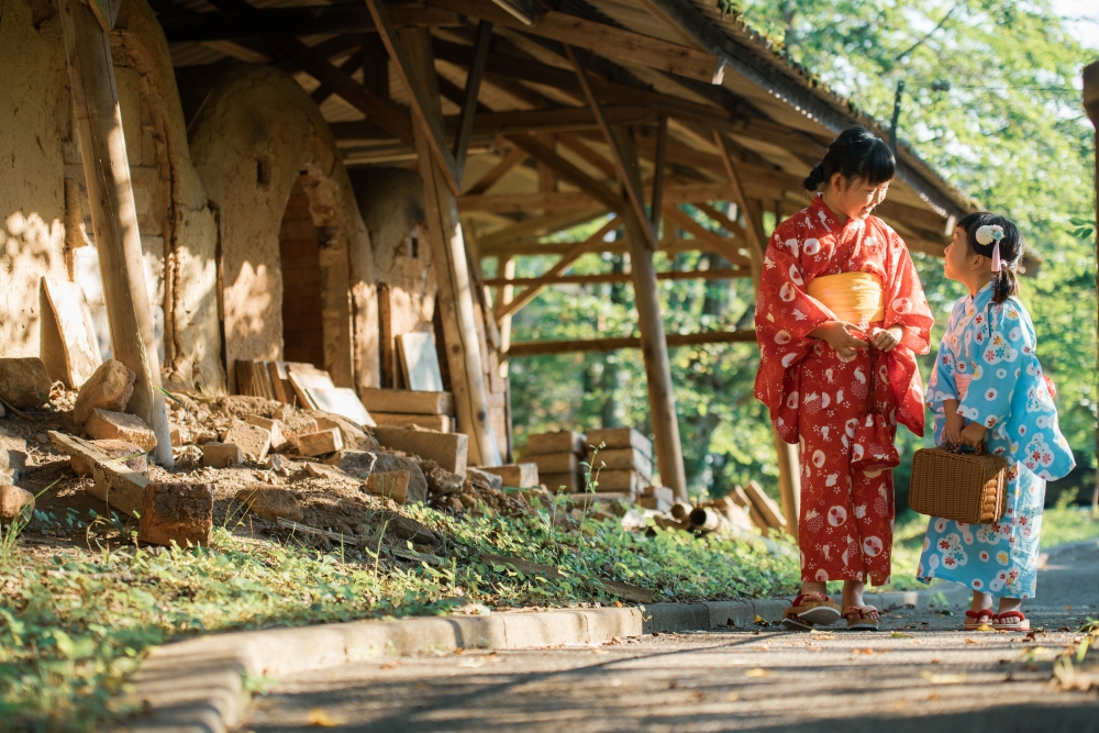 和装で丹波篠山を歩く様子