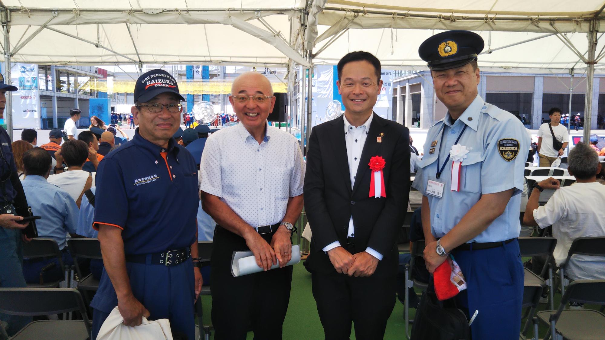 酒井市長(私)と酒井市長(貝塚市)と貝塚消防署の方々