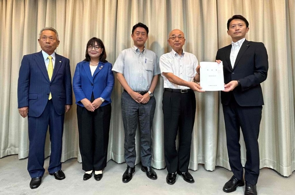 知事へ要望書の手渡しを行った様子