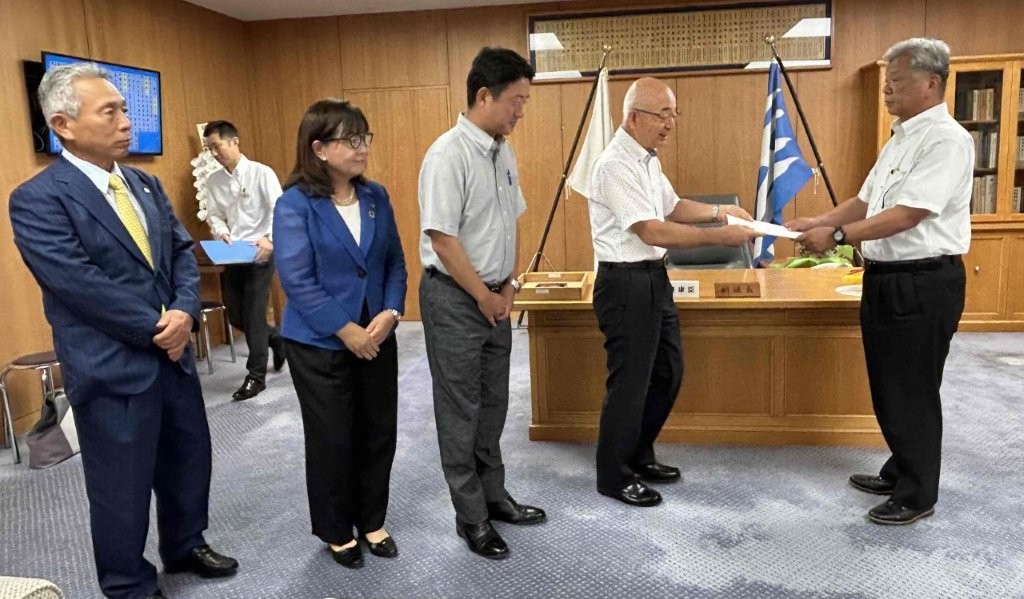 副議長へ要望書の手渡しを行った様子