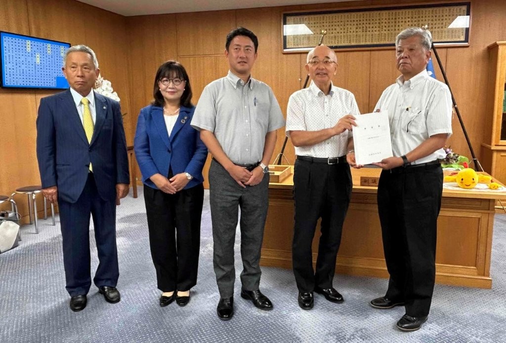 副議長へ要望書の手渡しを行った様子