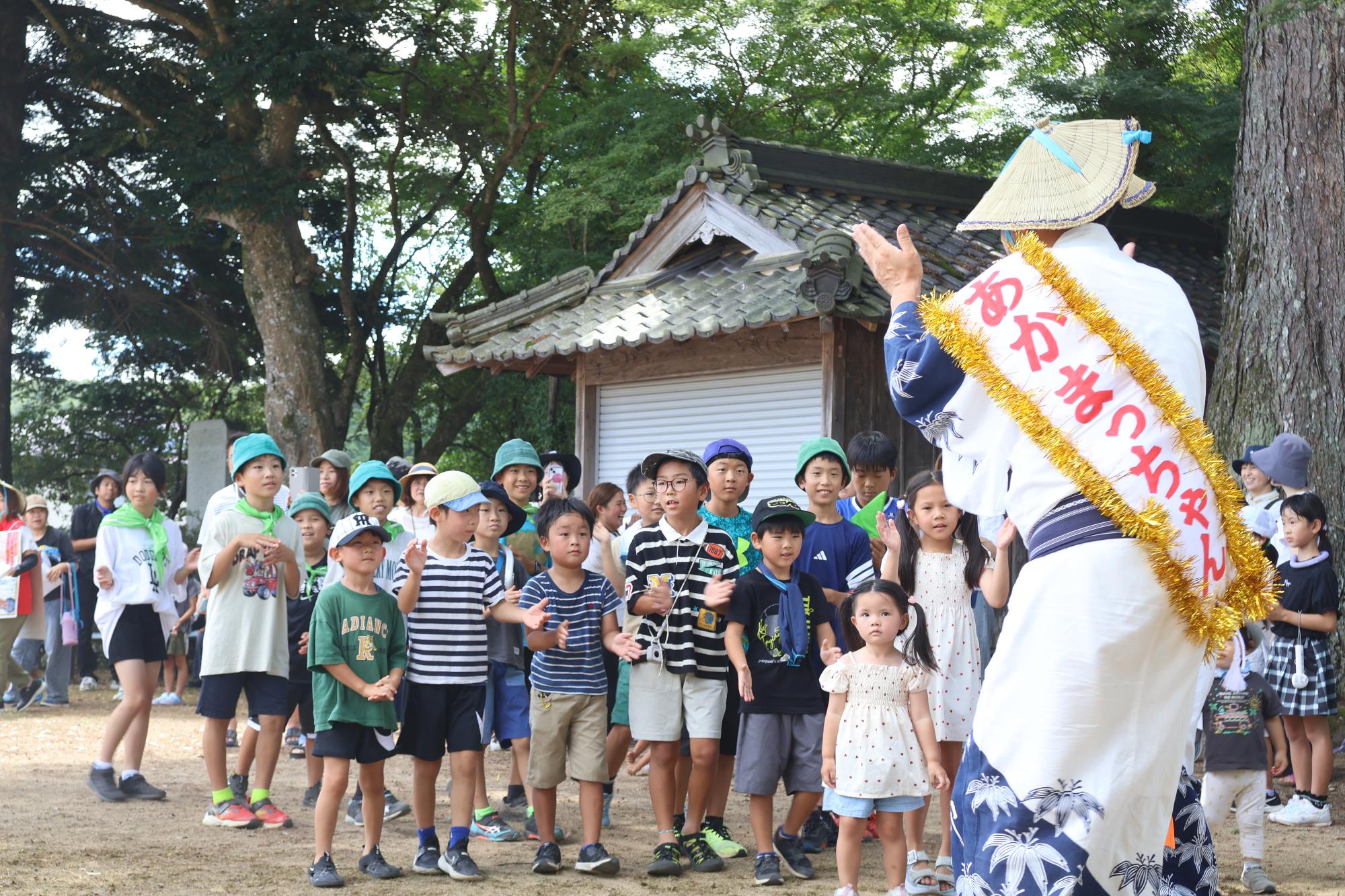 子どもたちとあかまっちゃんがデカンショ踊りを踊る様子