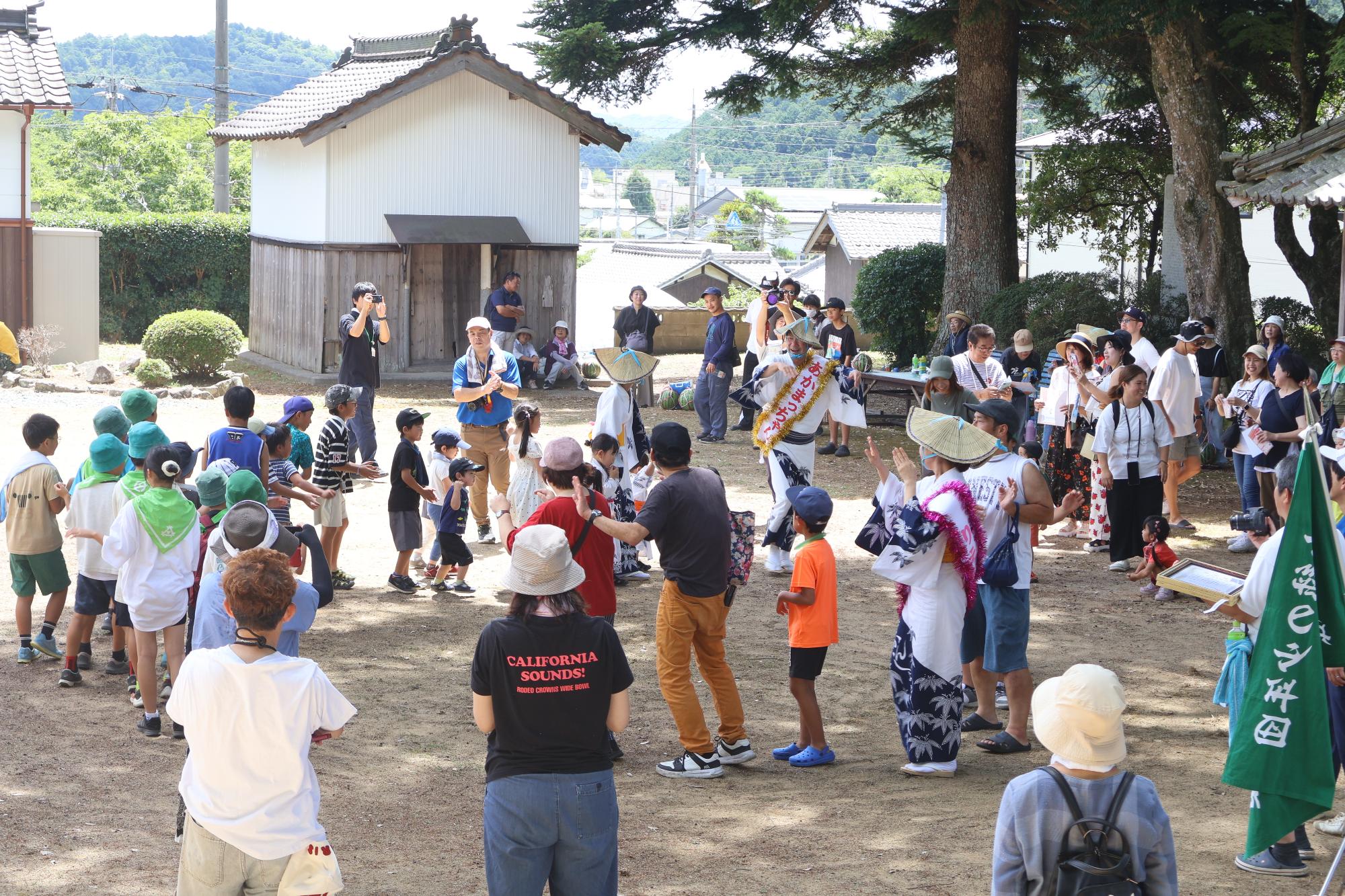 デカンショ踊りを踊る様子