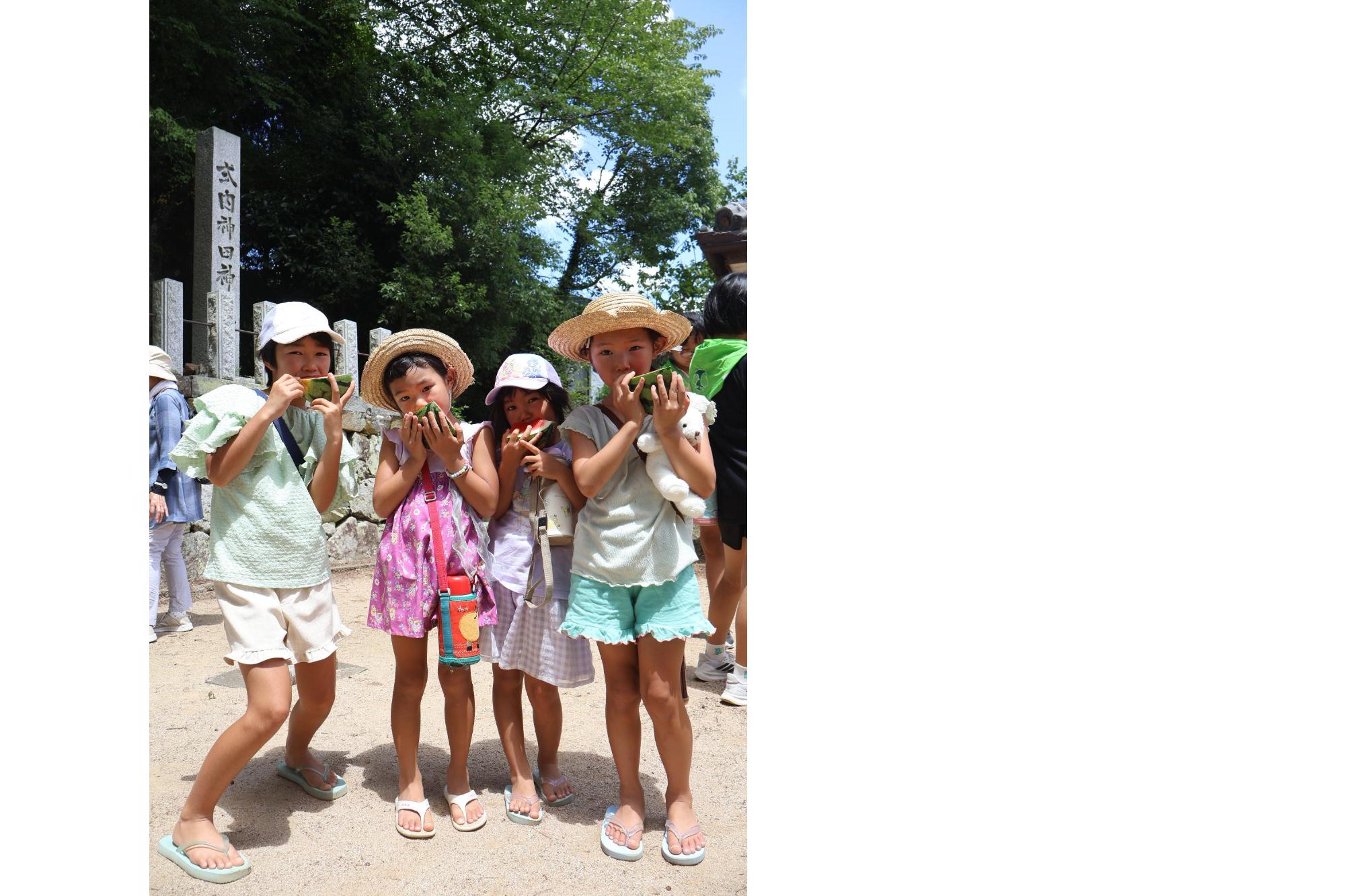 スイカをほおばる子どもたち