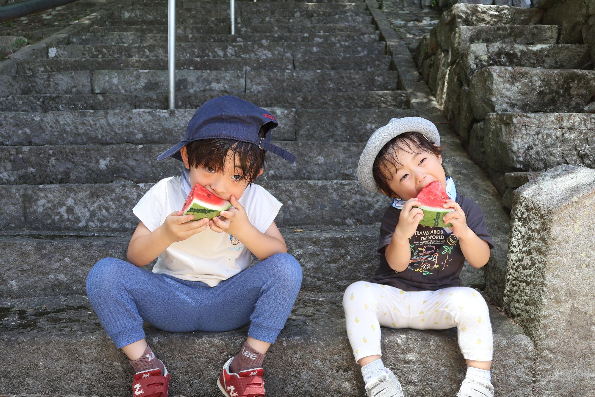 スイカをほおばる子どもたち