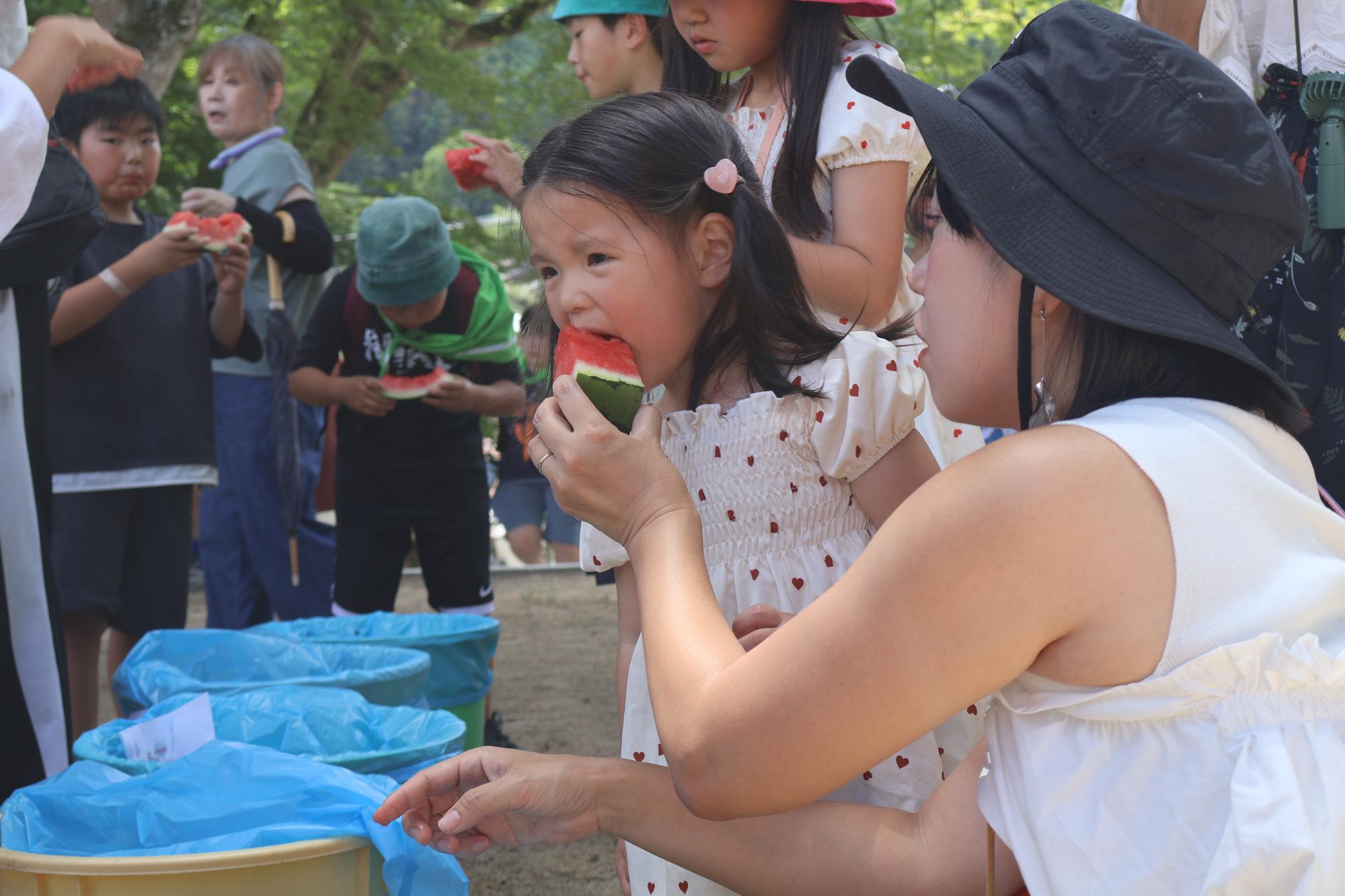 スイカをほおばる子どもたち