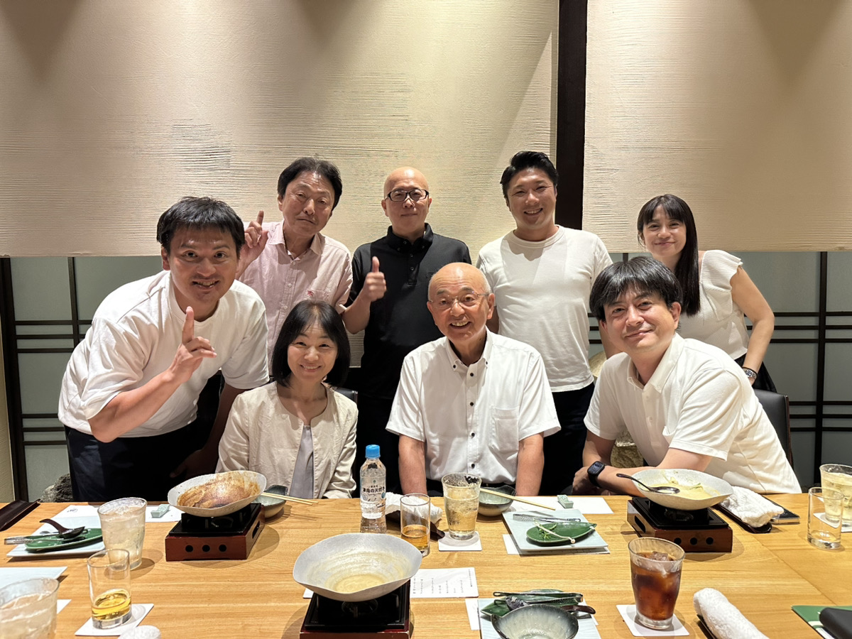 左から2番目が松下さん