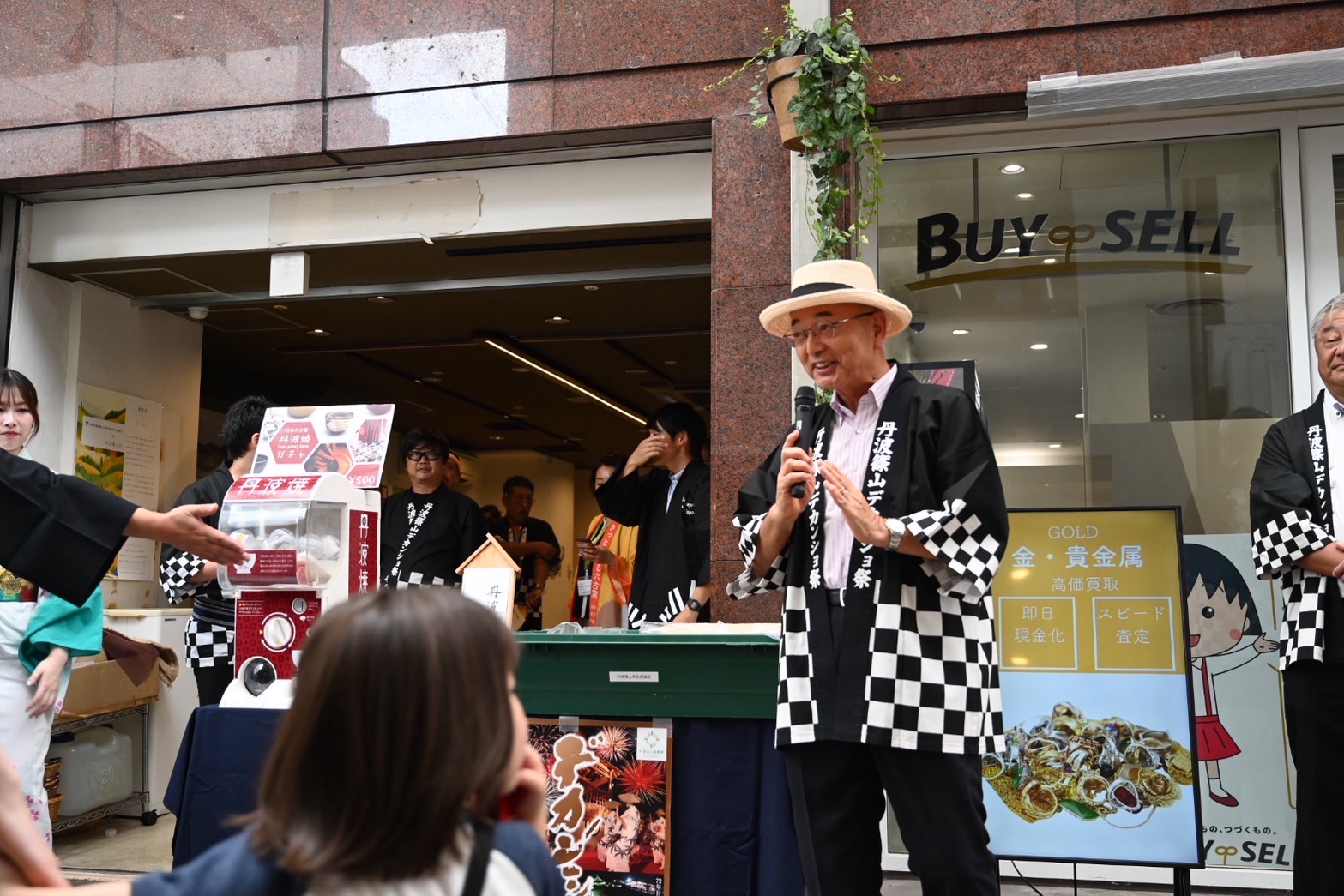 三宮でデカンショ踊りを披露した様子 市長あいさつ