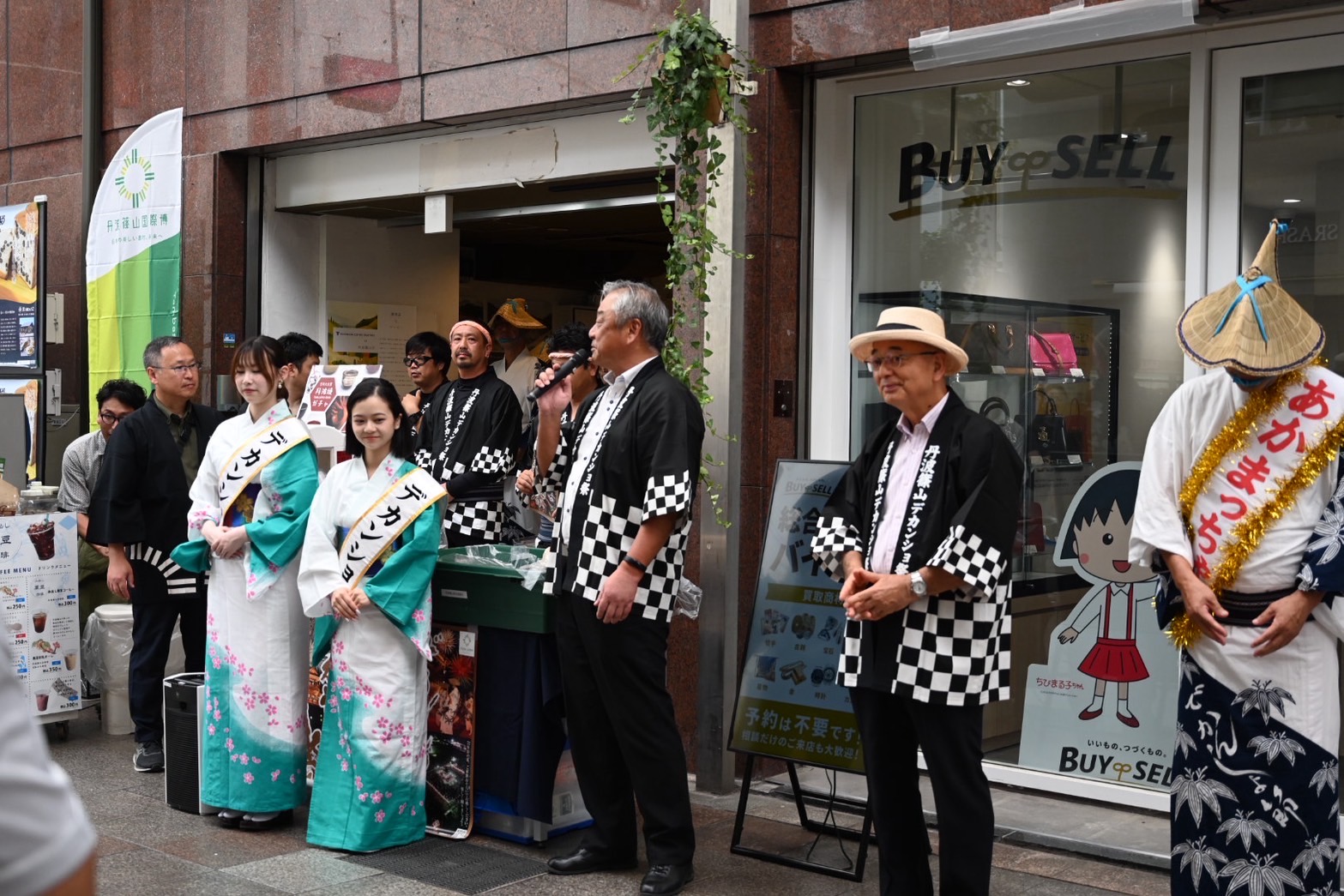 三宮でデカンショ踊りを披露した様子 田中実行委員長あいさつ
