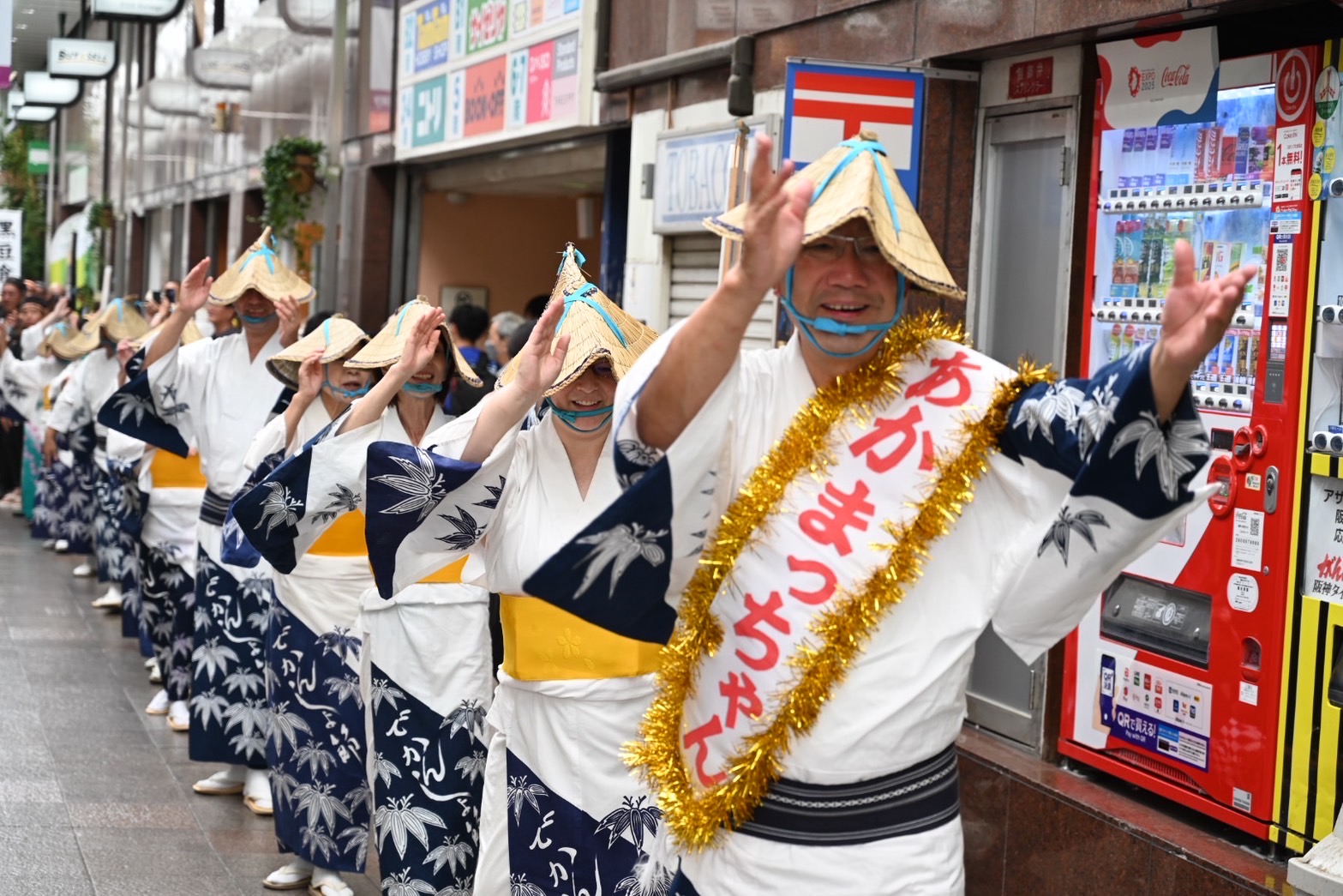 三宮でデカンショ踊りを披露した様子 先頭があかまっちゃん