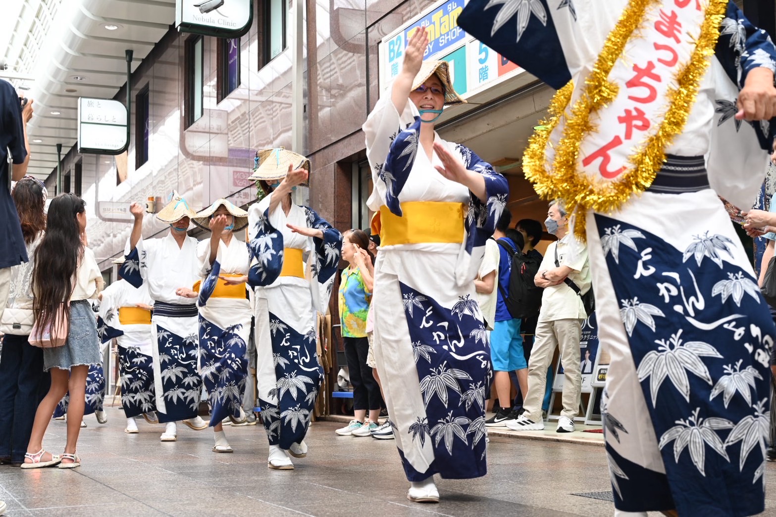 三宮でデカンショ踊りを披露した様子