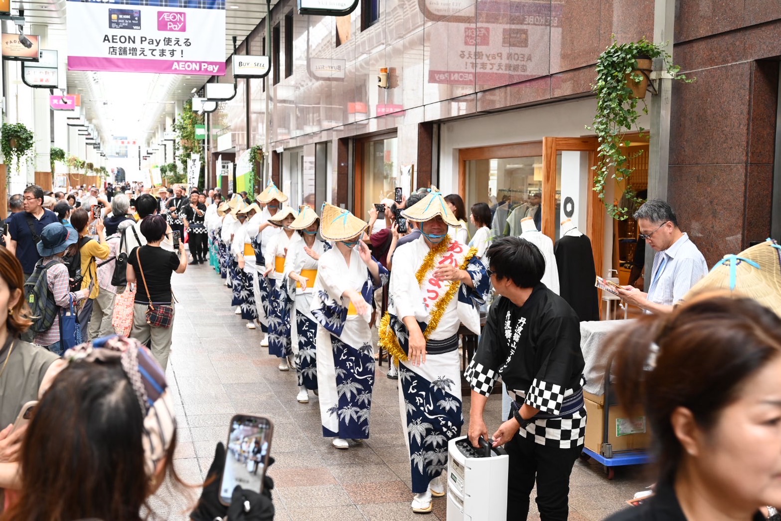 三宮でデカンショ踊りを披露した様子