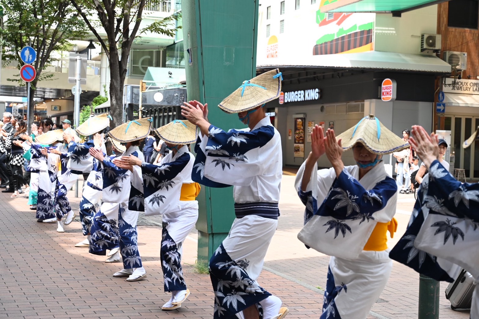 三宮でデカンショ踊りを披露した様子