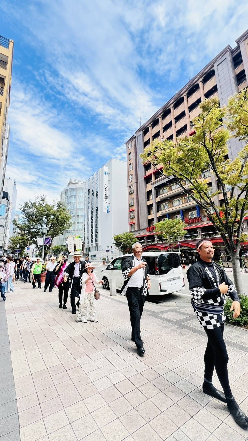 三宮でデカンショ踊りを披露した様子