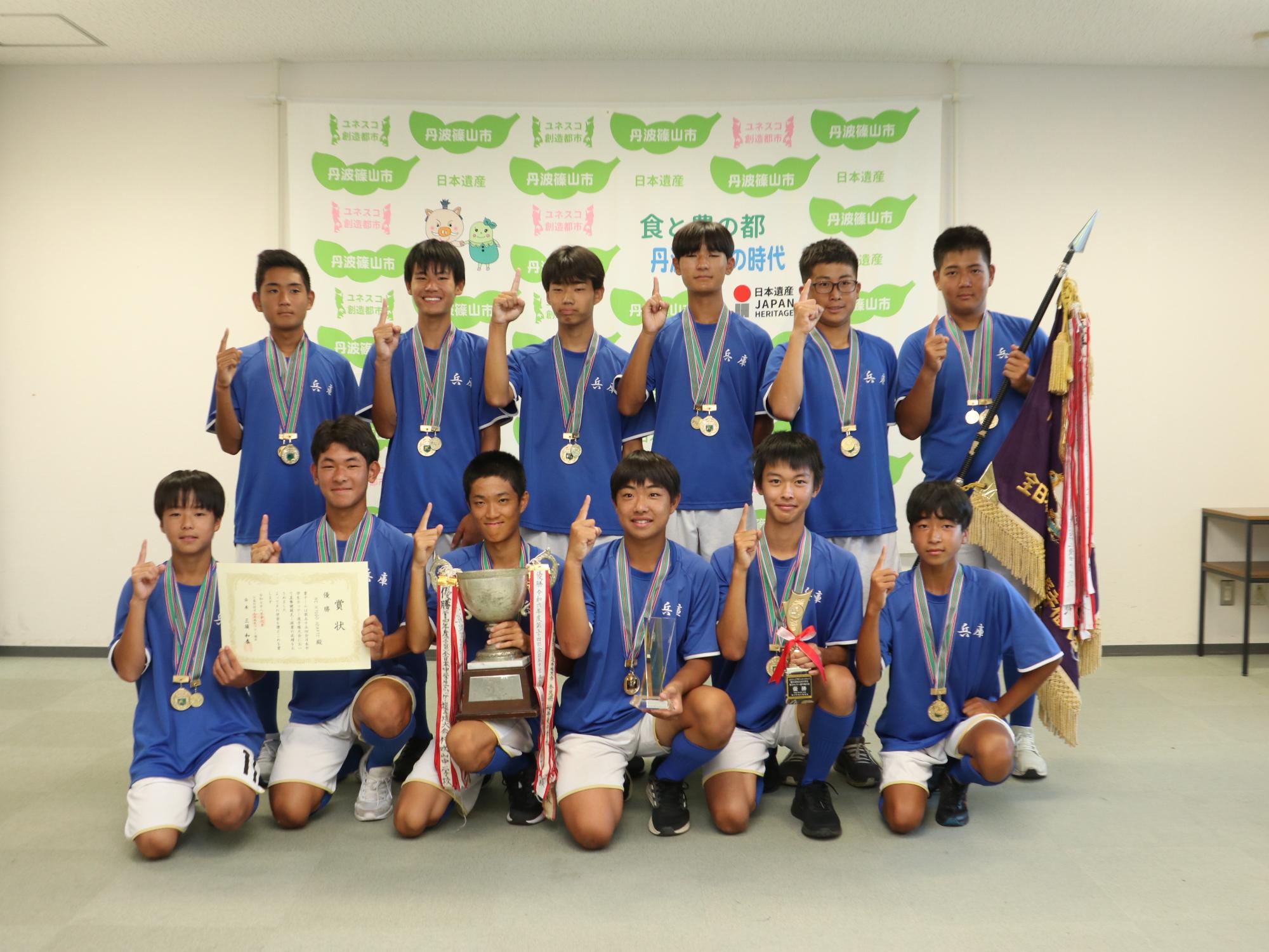 ハーツの表敬訪問の様子 選手の集合写真