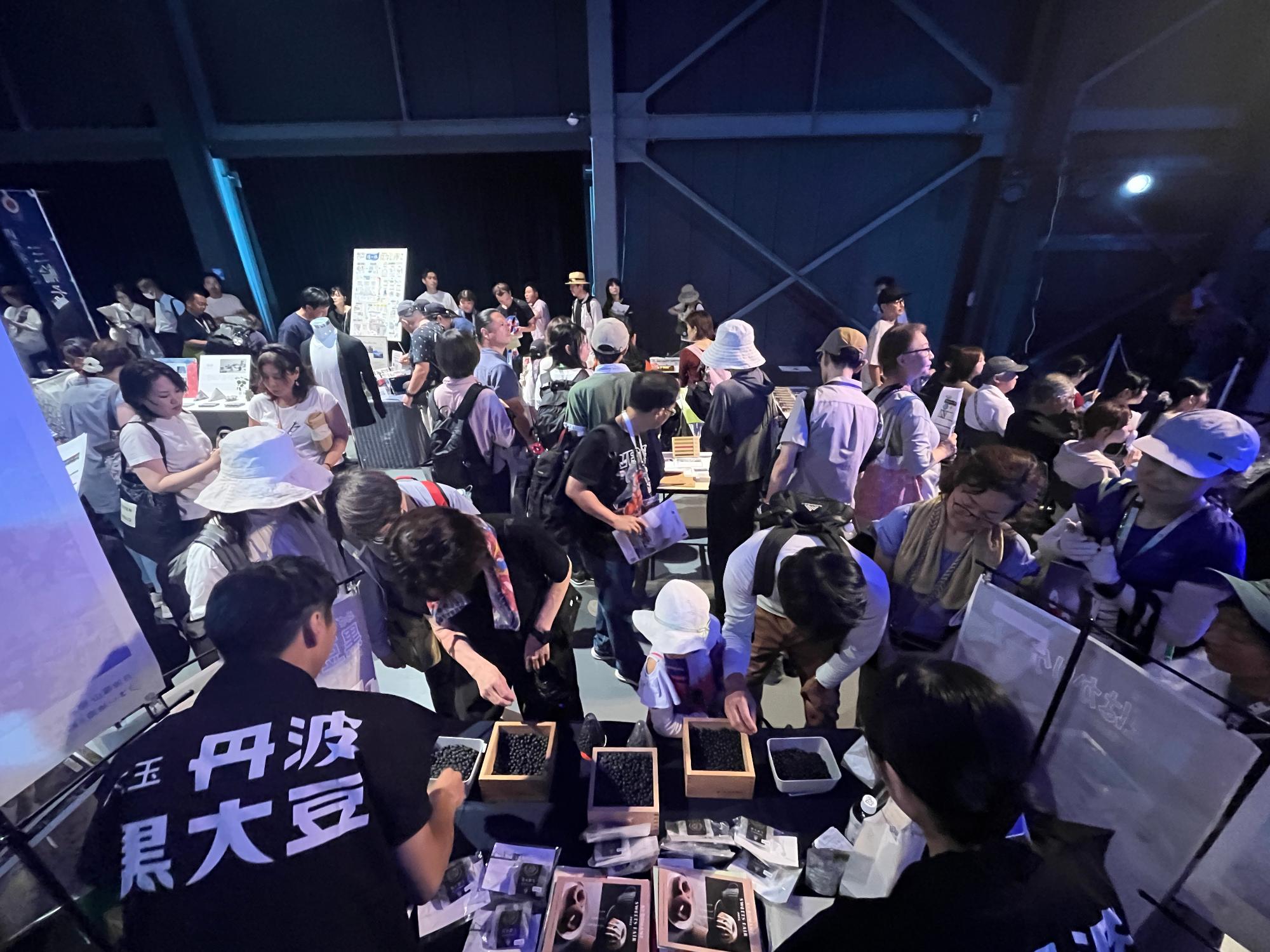 にぎわう展示ブースの様子