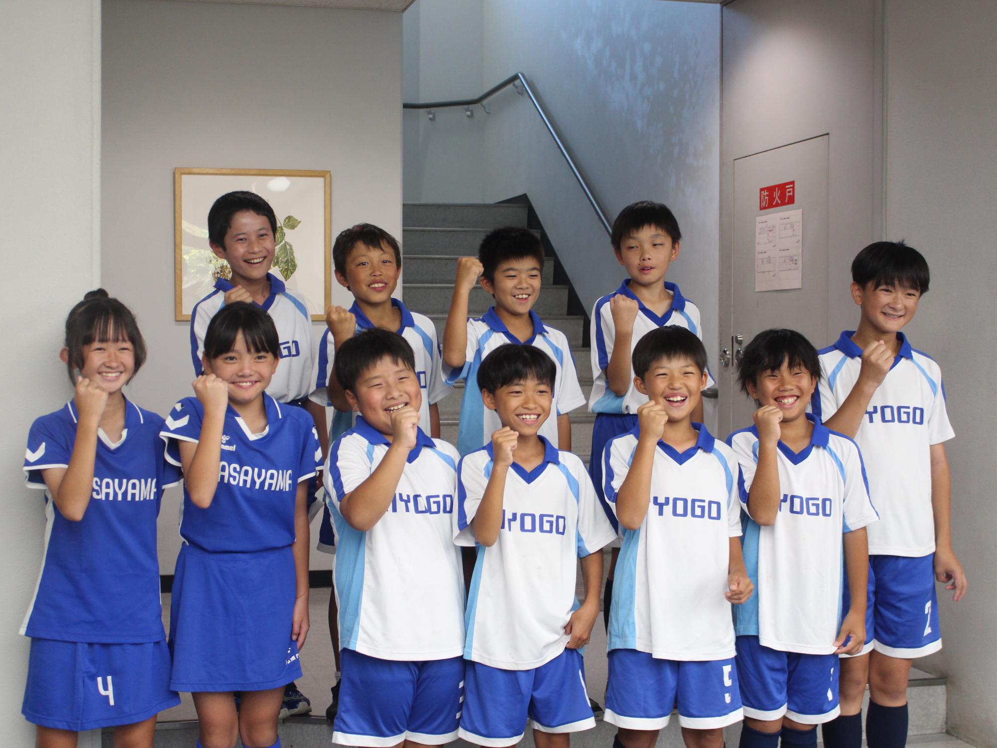 ホッケー小学生チームの集合写真