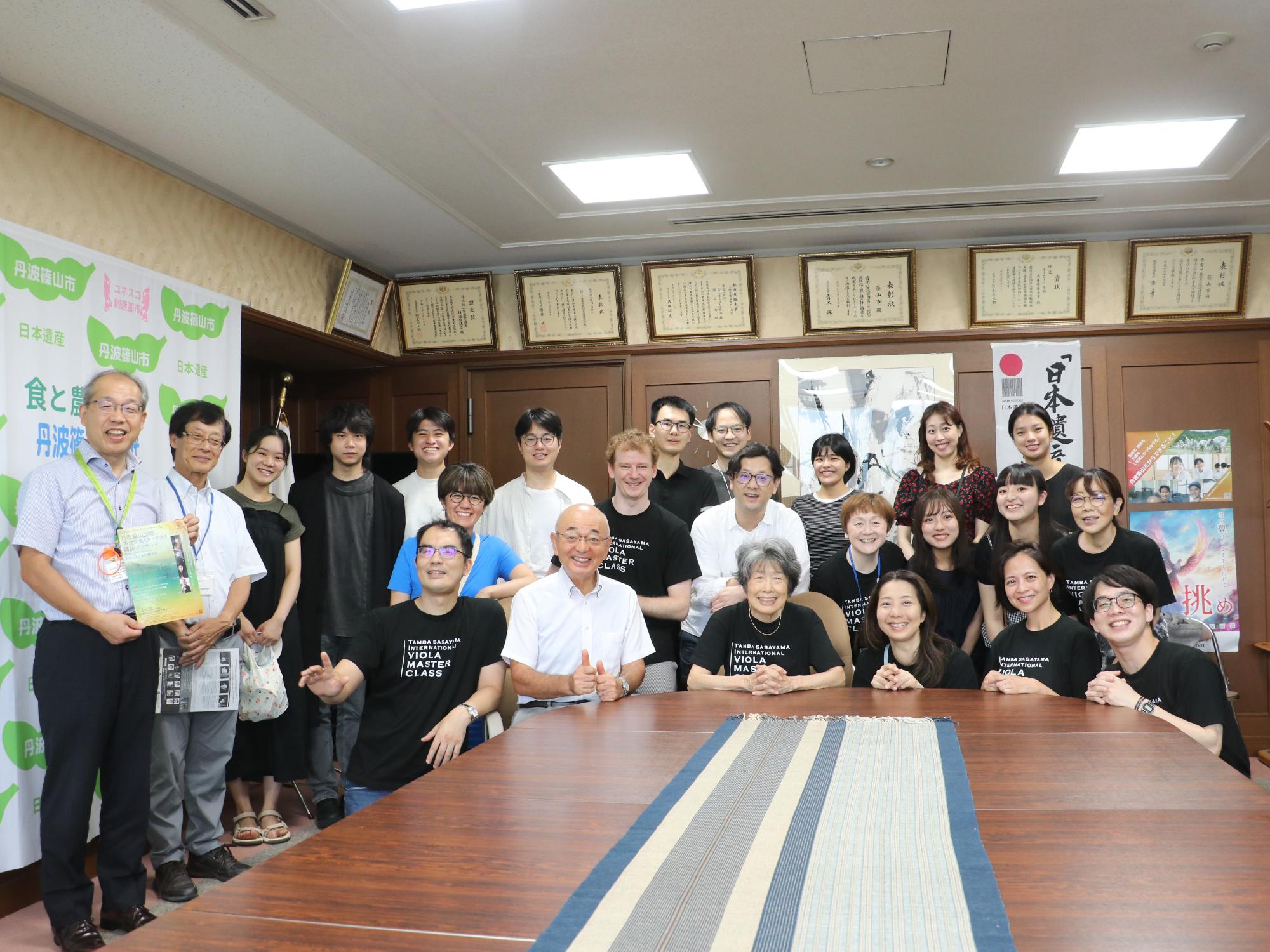 表敬訪問の様子(集合写真)