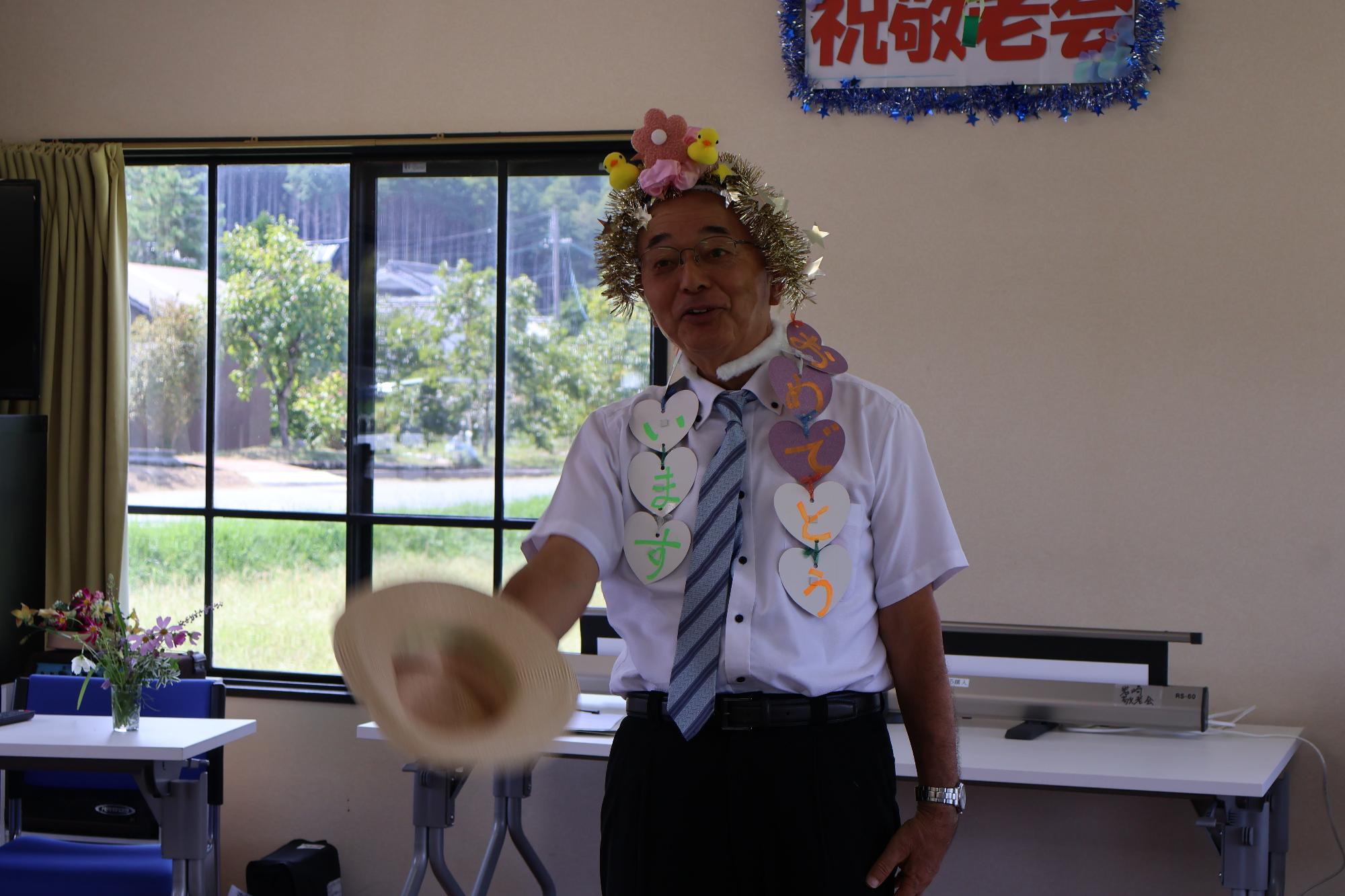 敬老会のお祝いに参加する市長