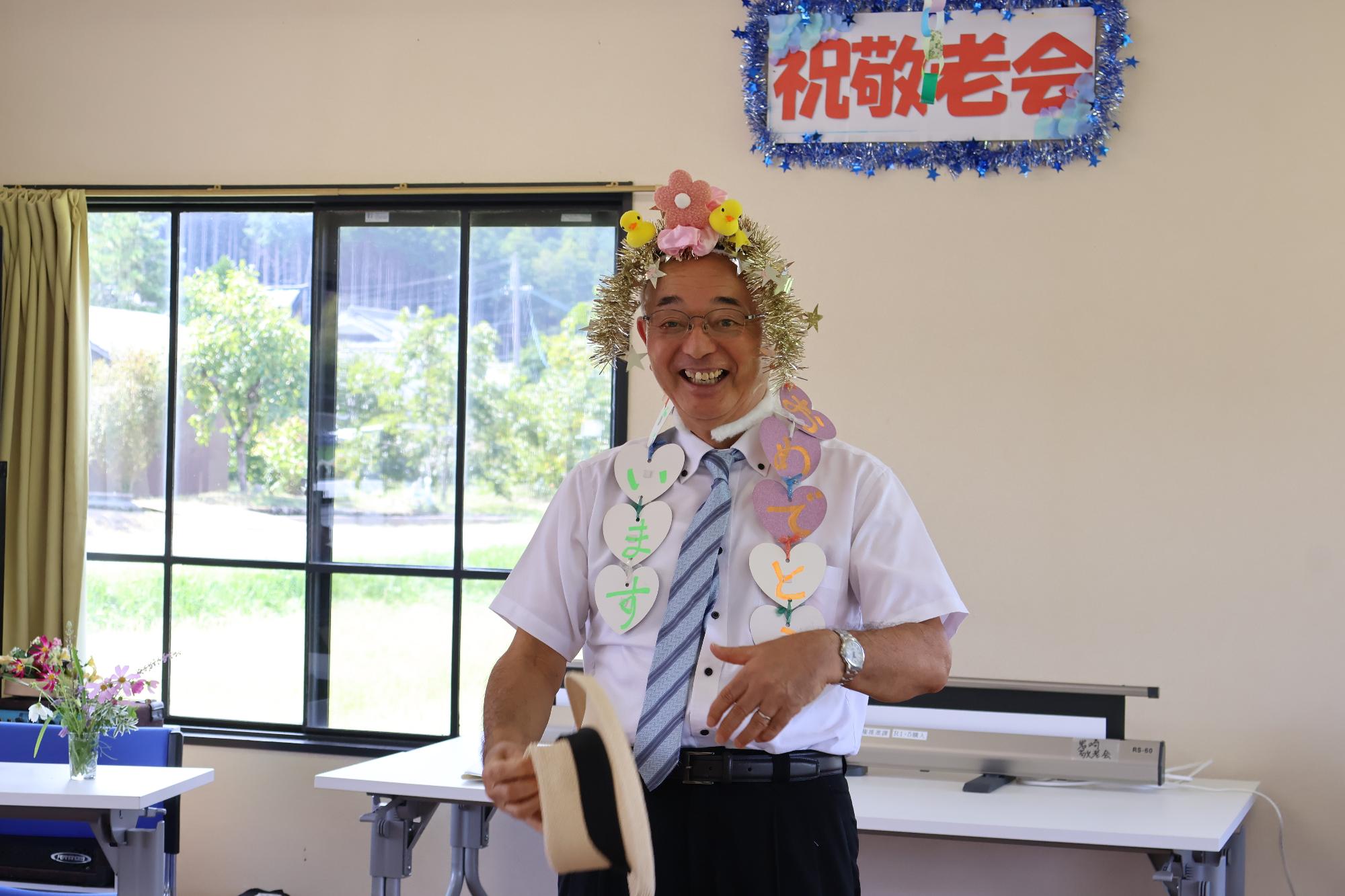 敬老会のお祝いに参加する市長