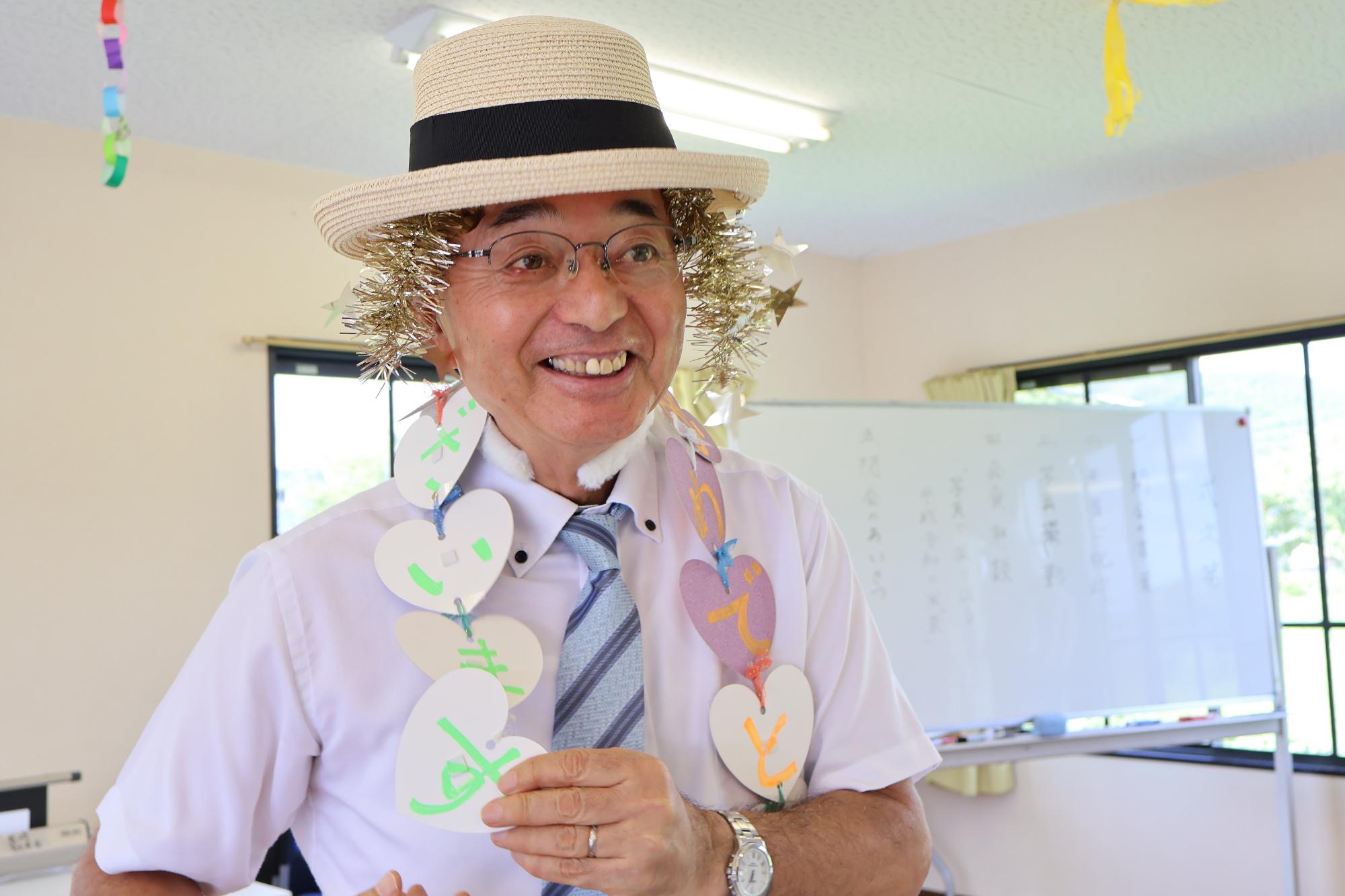 敬老会のお祝いに参加する市長