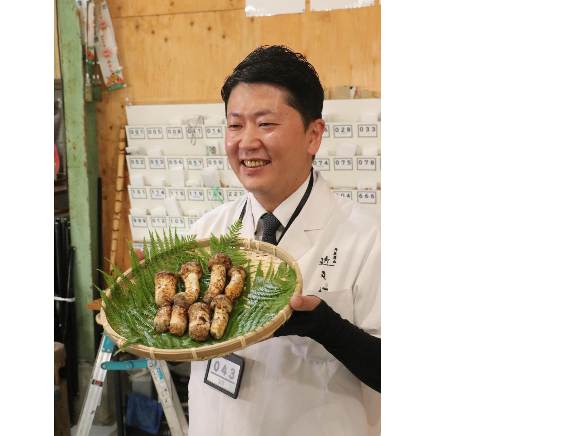 マツタケ初競りの様子