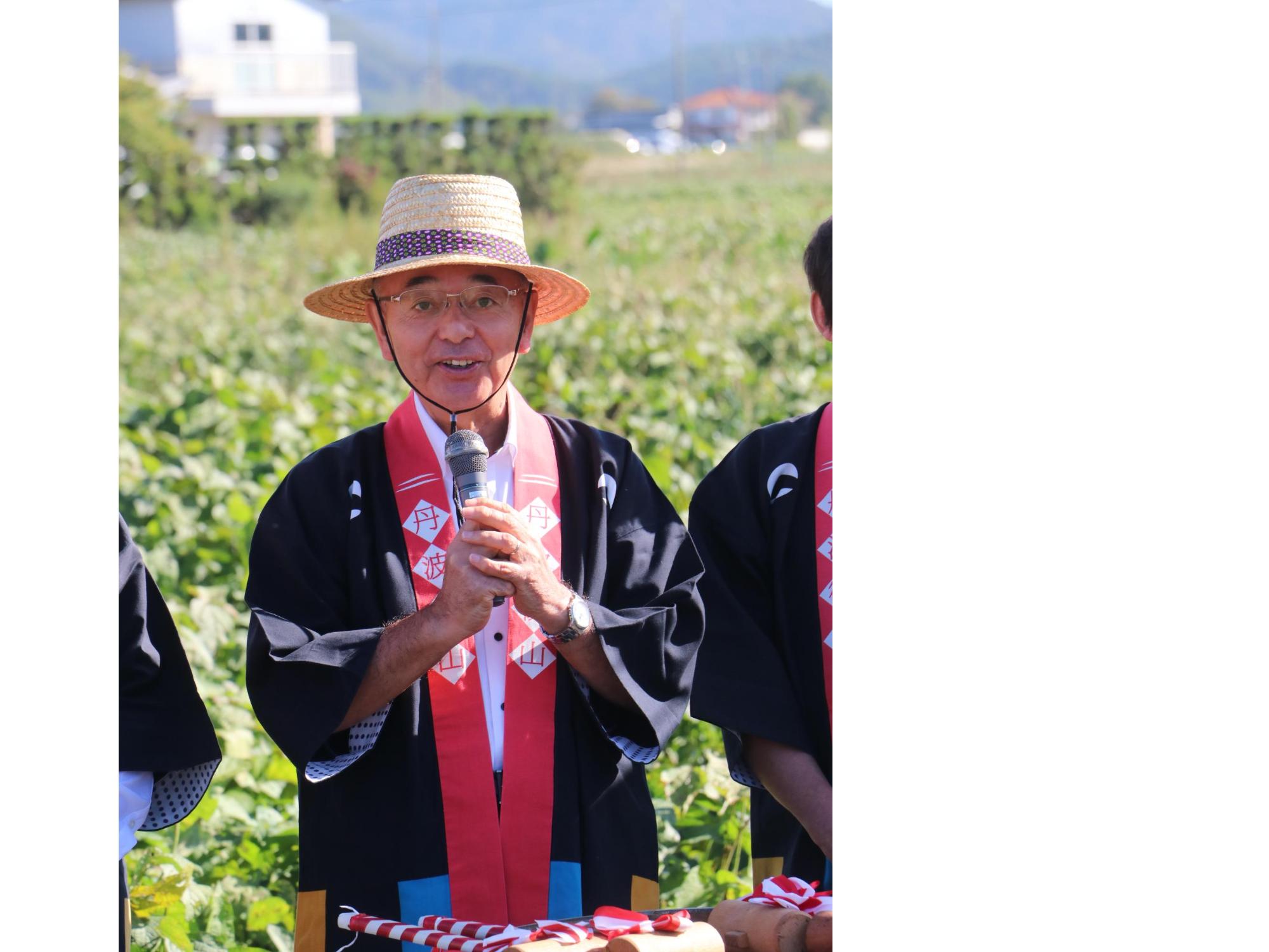 黒枝豆販売解禁セレモニーの様子(市長)