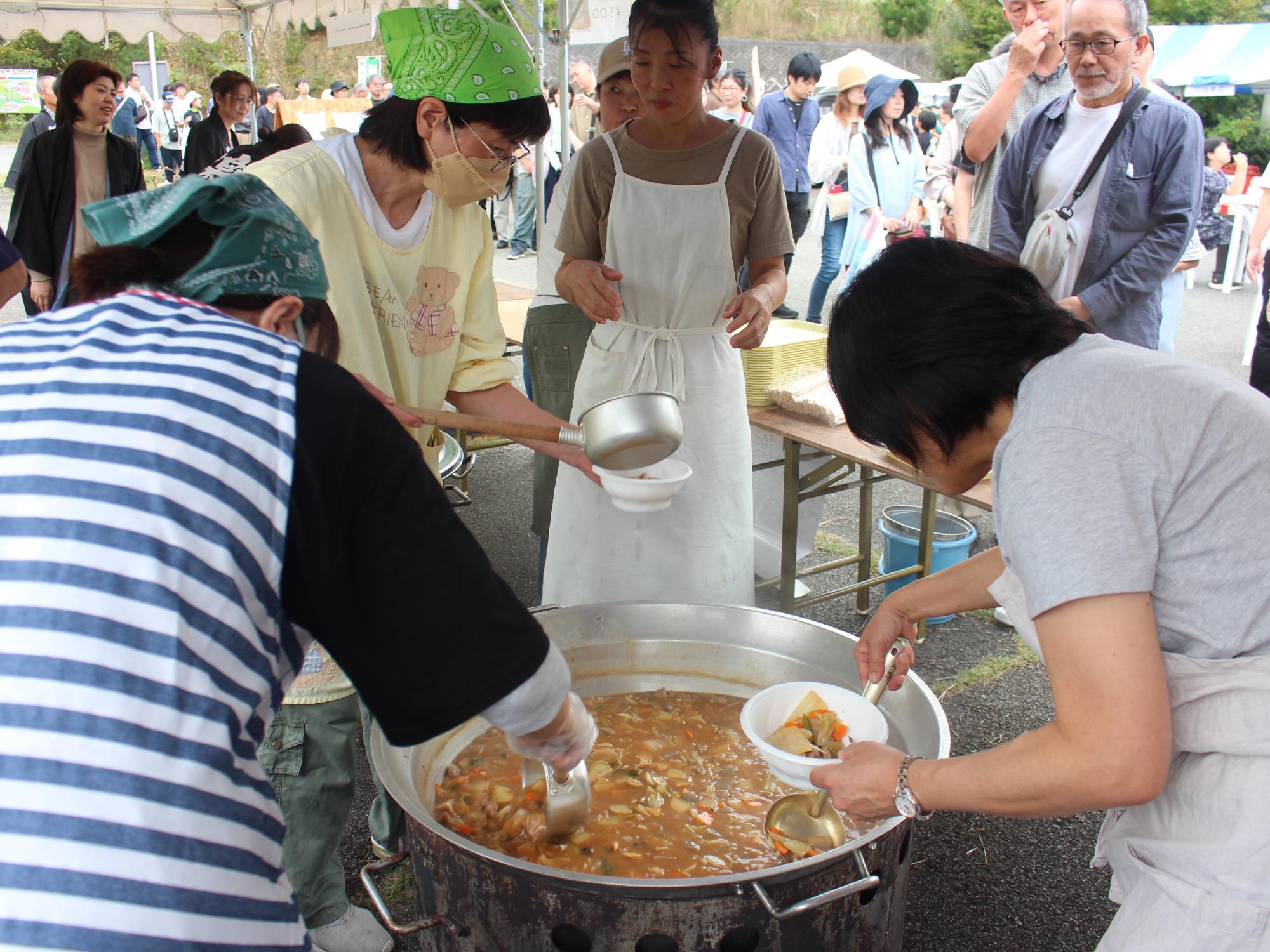 楽市楽座の様子(しし汁の振る舞い)