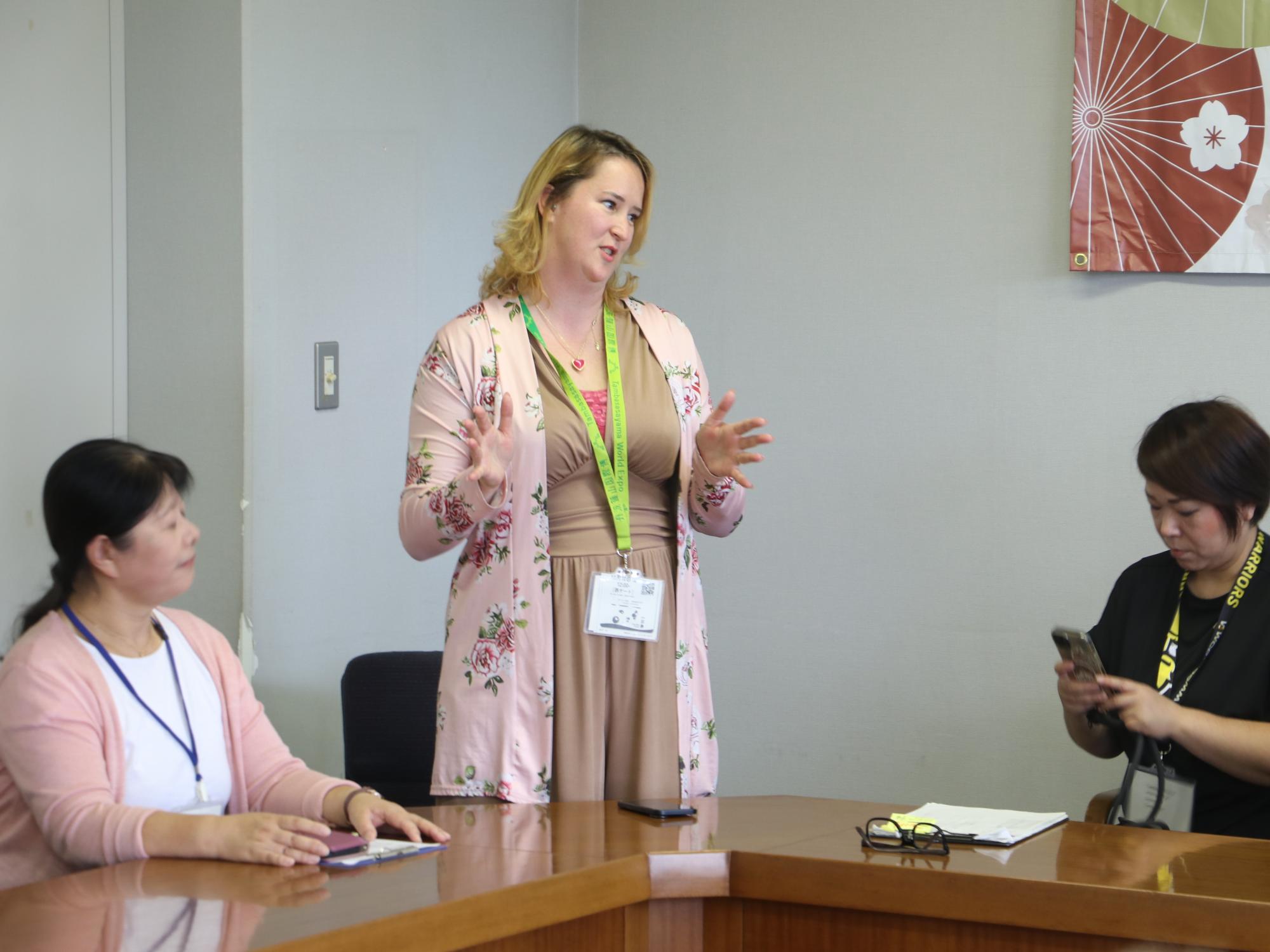 表敬訪問の様子(委員長のソニアさん)