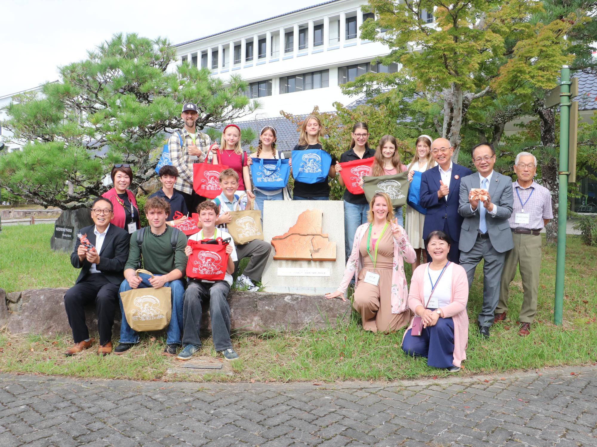 表敬訪問の様子(ワラワラ市のモニュメント前で記念撮影)
