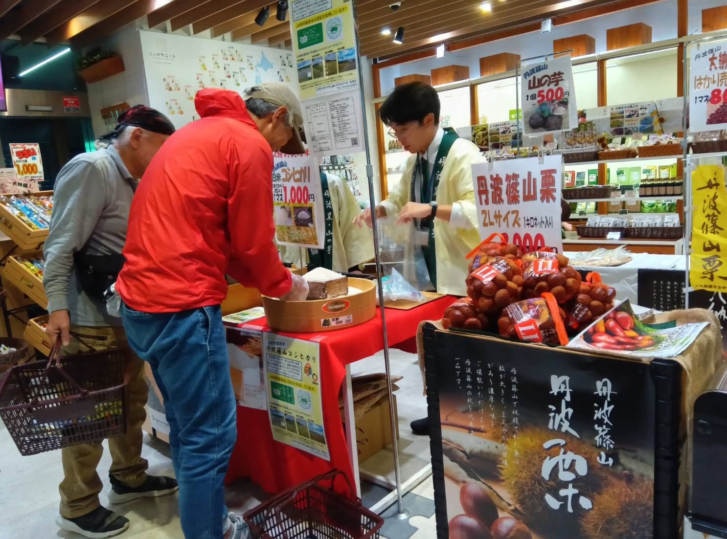 JA東京アグリパークでの特産物の販売・PRの様子