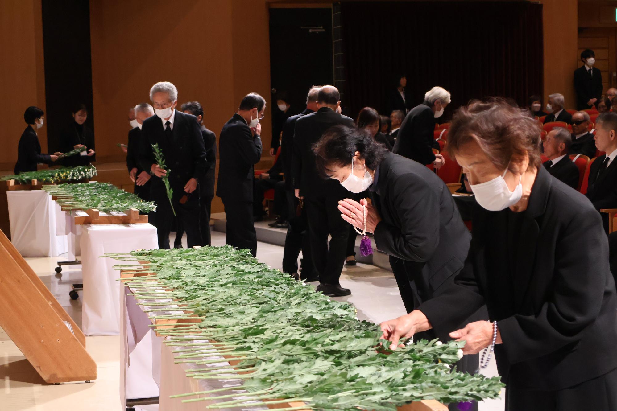 戦没者追悼式の様子 献花