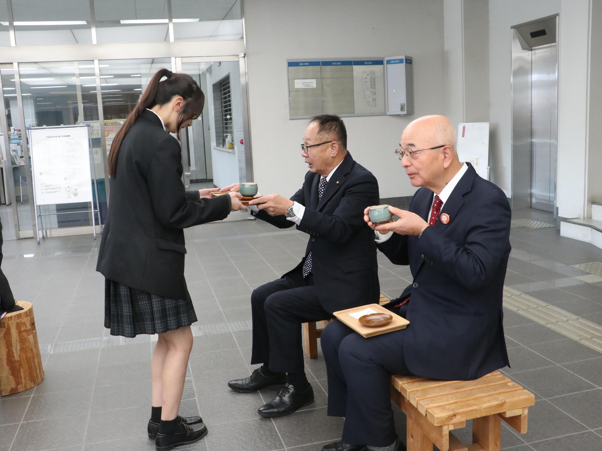 お茶を楽しむ市長と議長