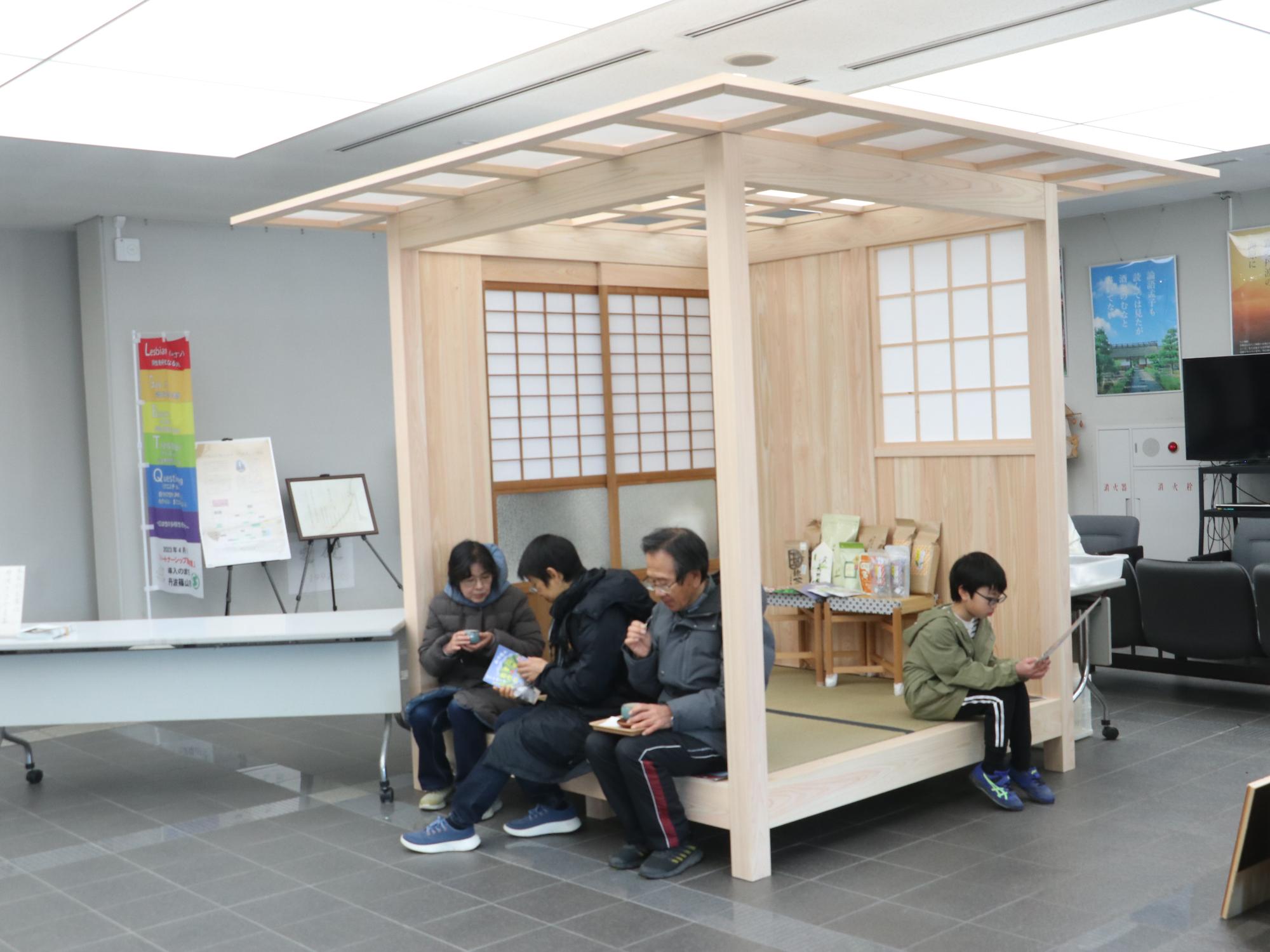 茶席でお茶を楽しむ姿