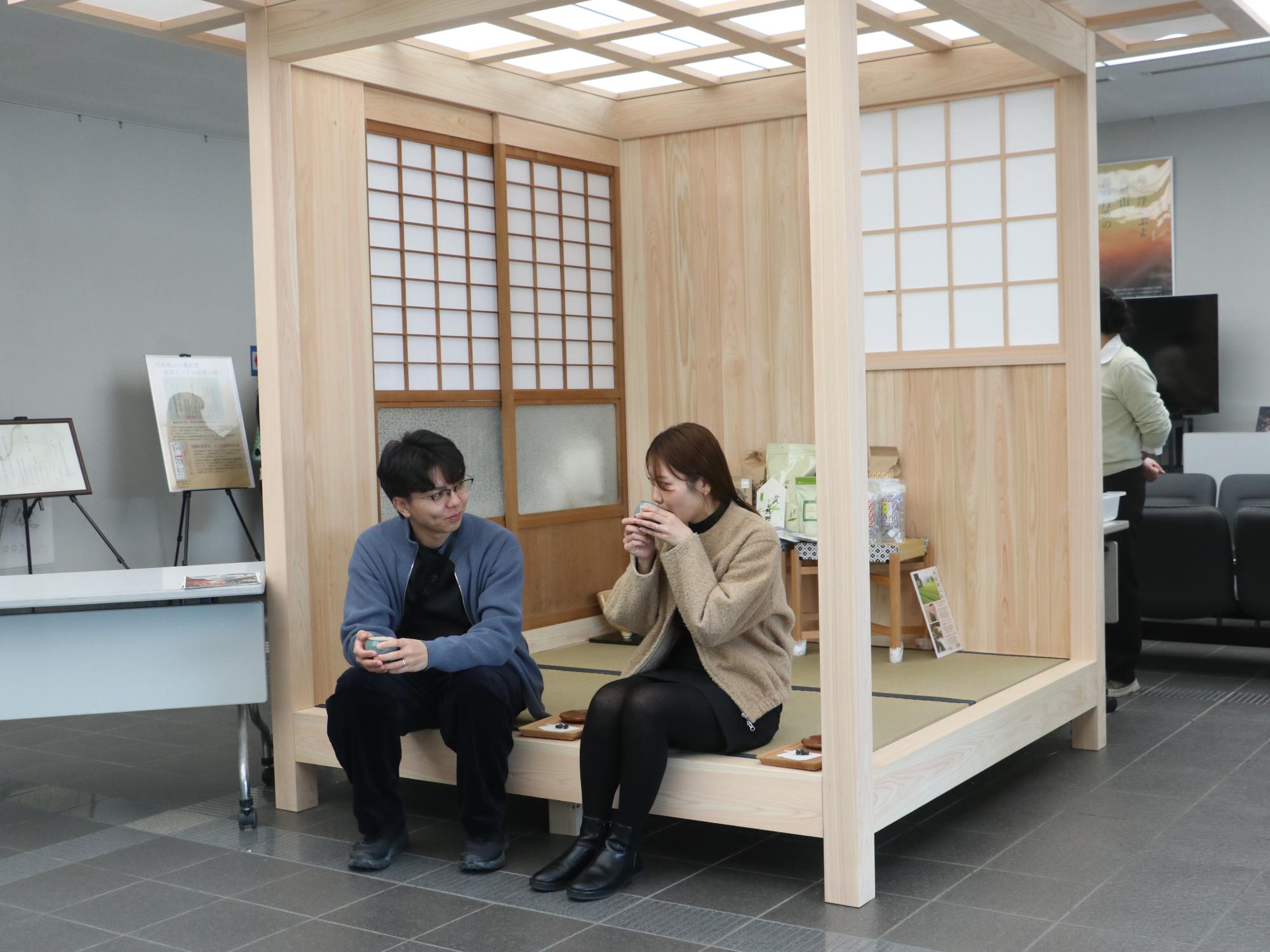 茶席でお茶を楽しむ姿