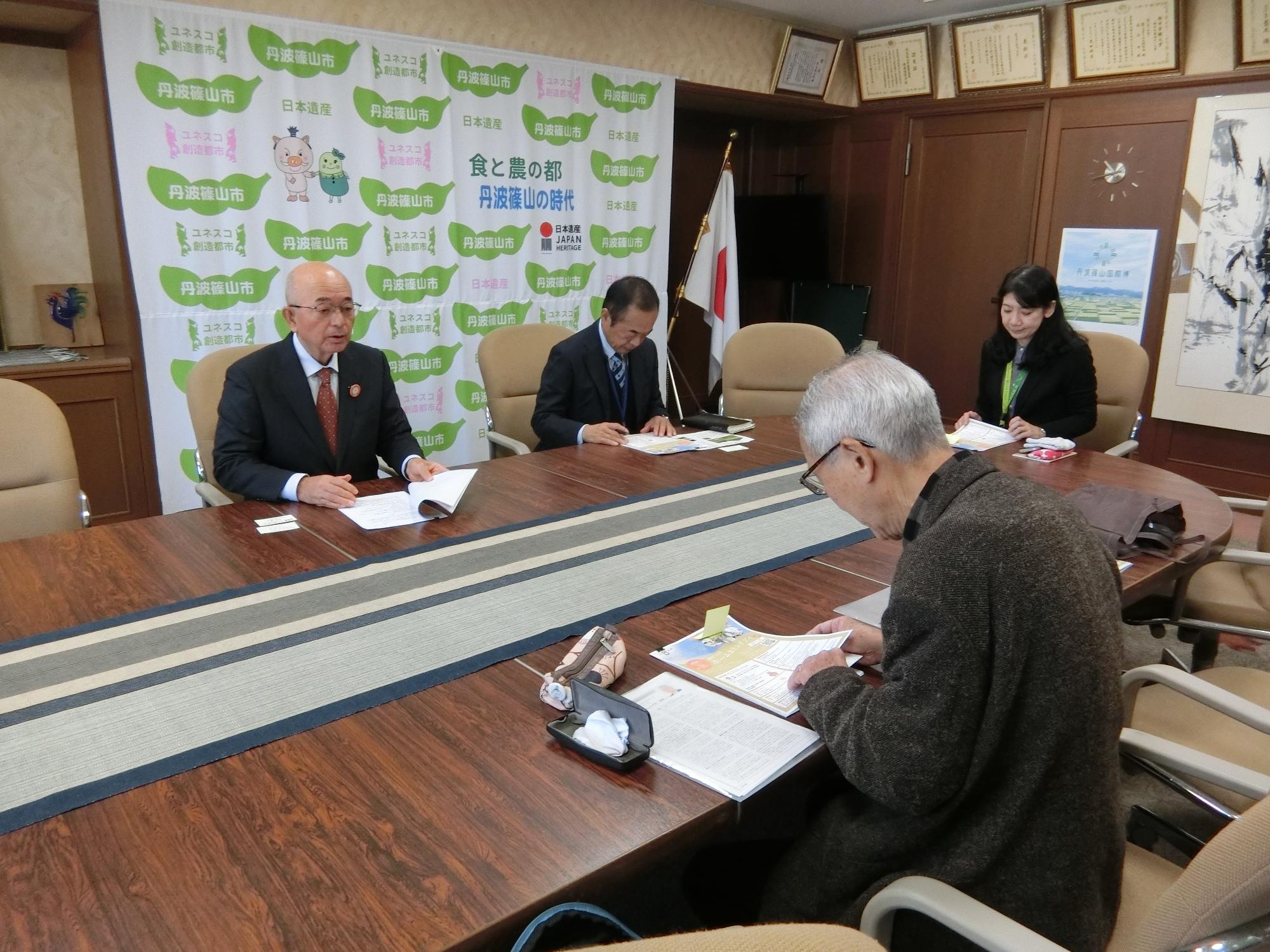 同窓会報紙を読まれる様子