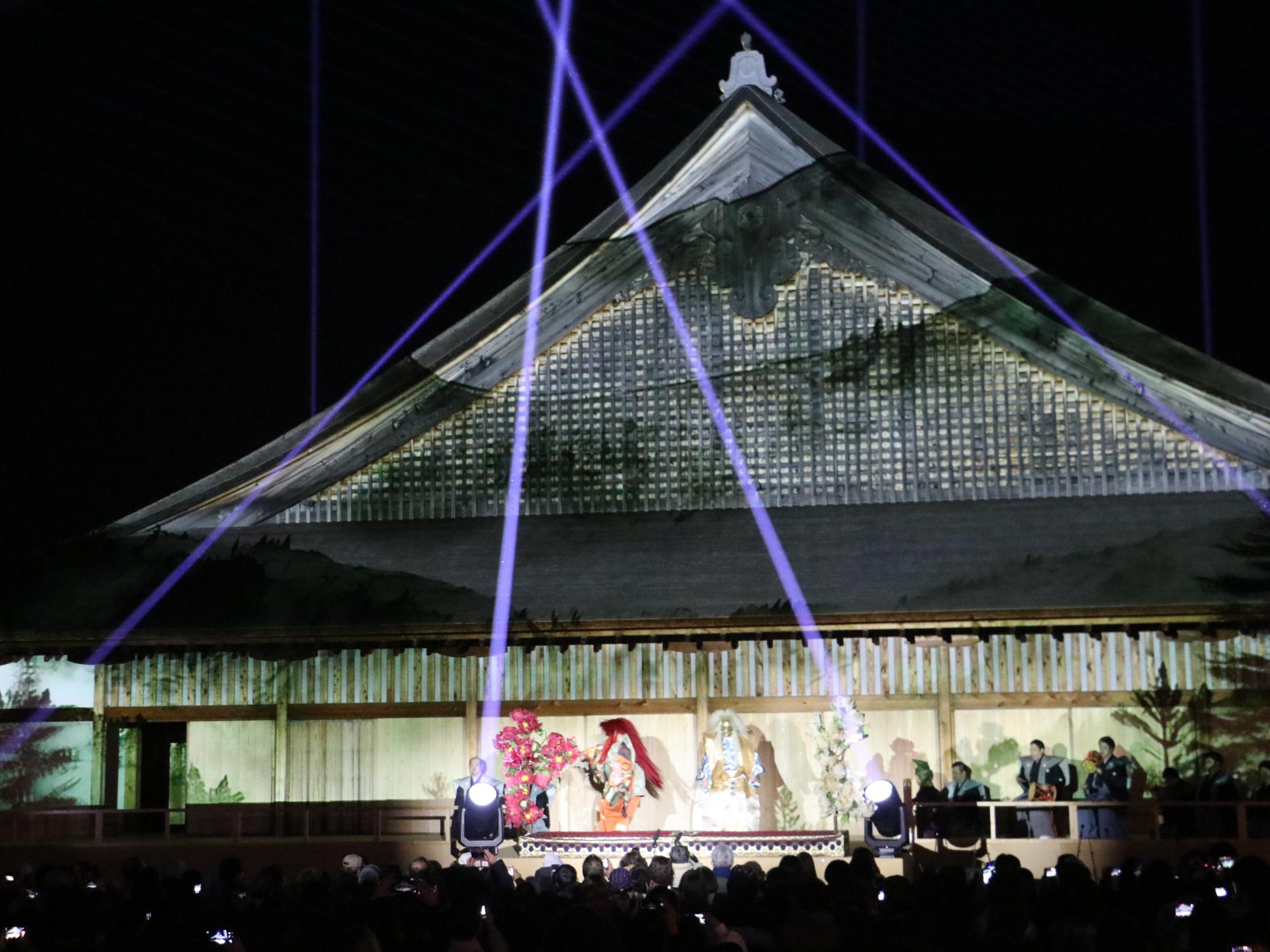 大書院で能と光のパフォーマンス