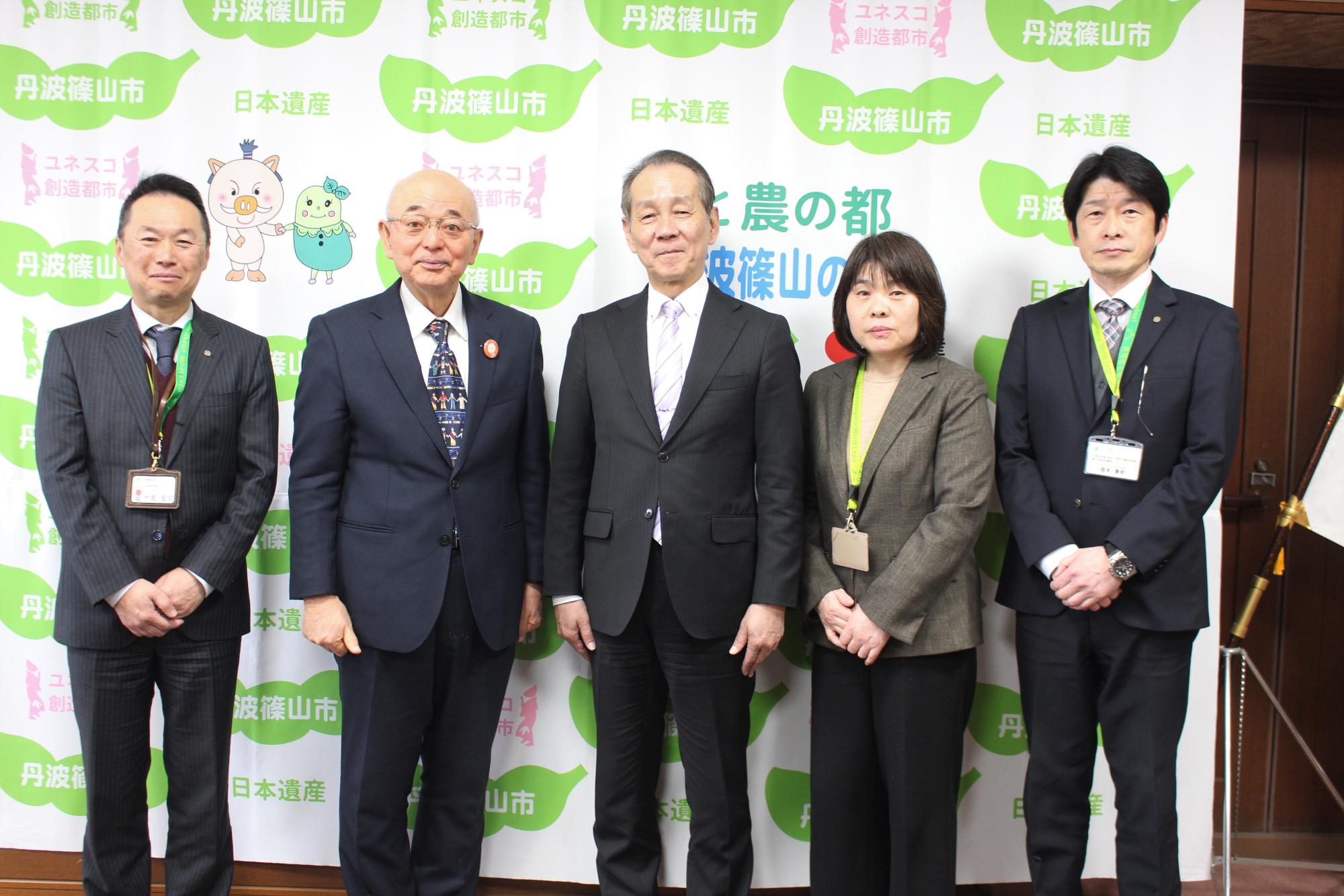 山本署長と職員と私