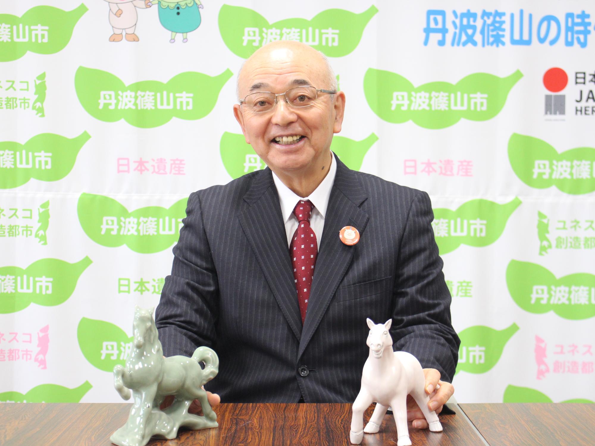 市長と馬の置物のお写真