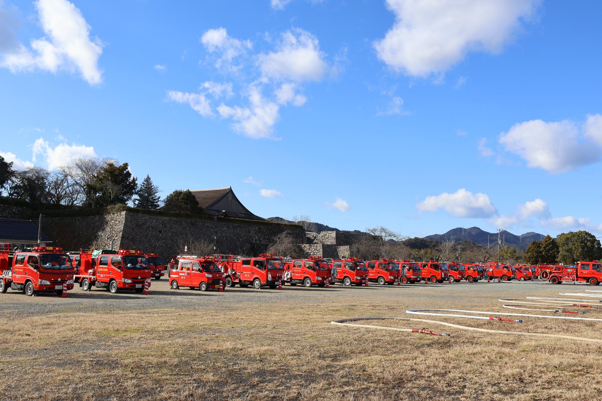 出初式 三の丸広場に並ぶ消防車両の様子