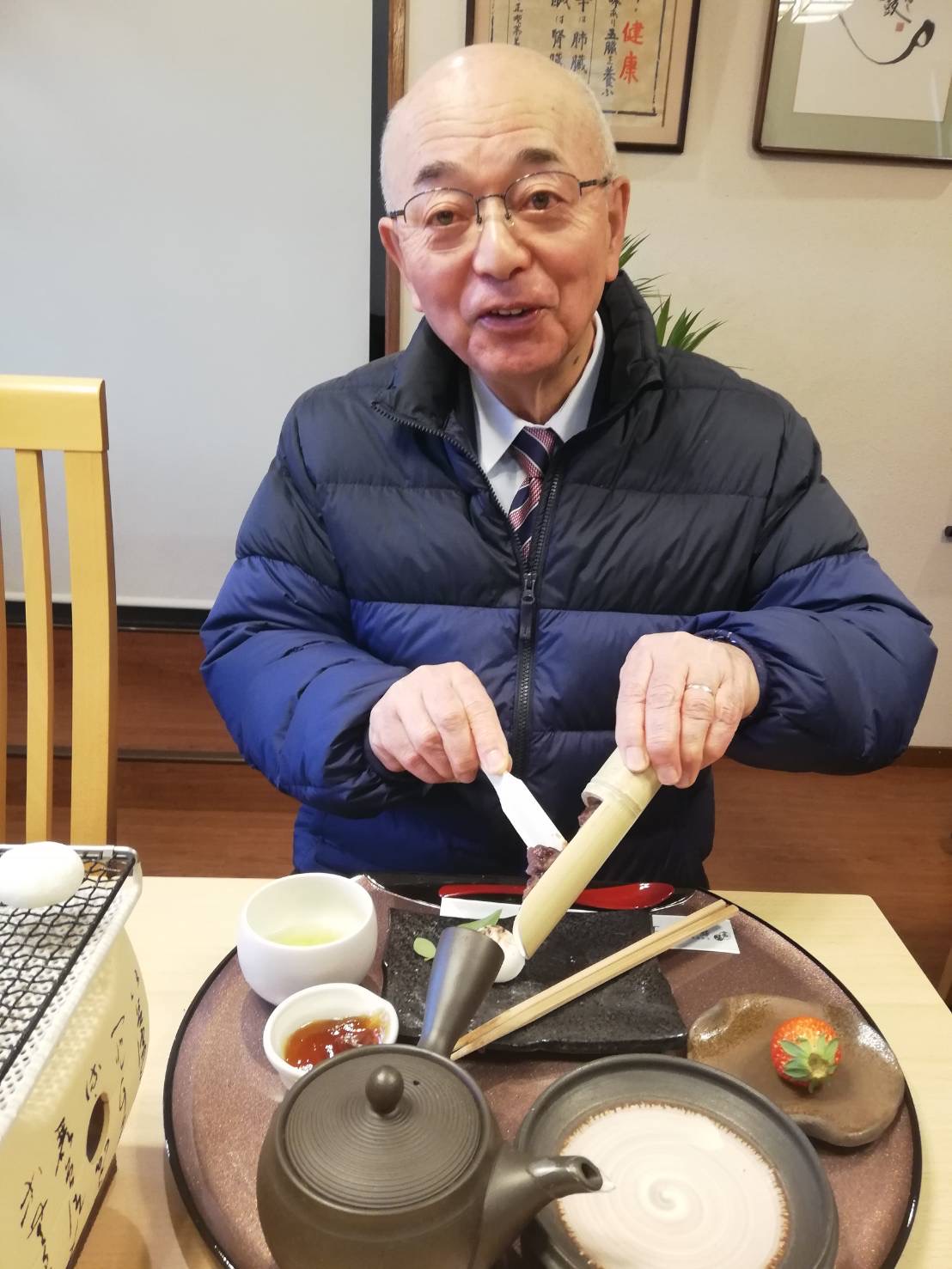 「本気の団五」を食べる市長