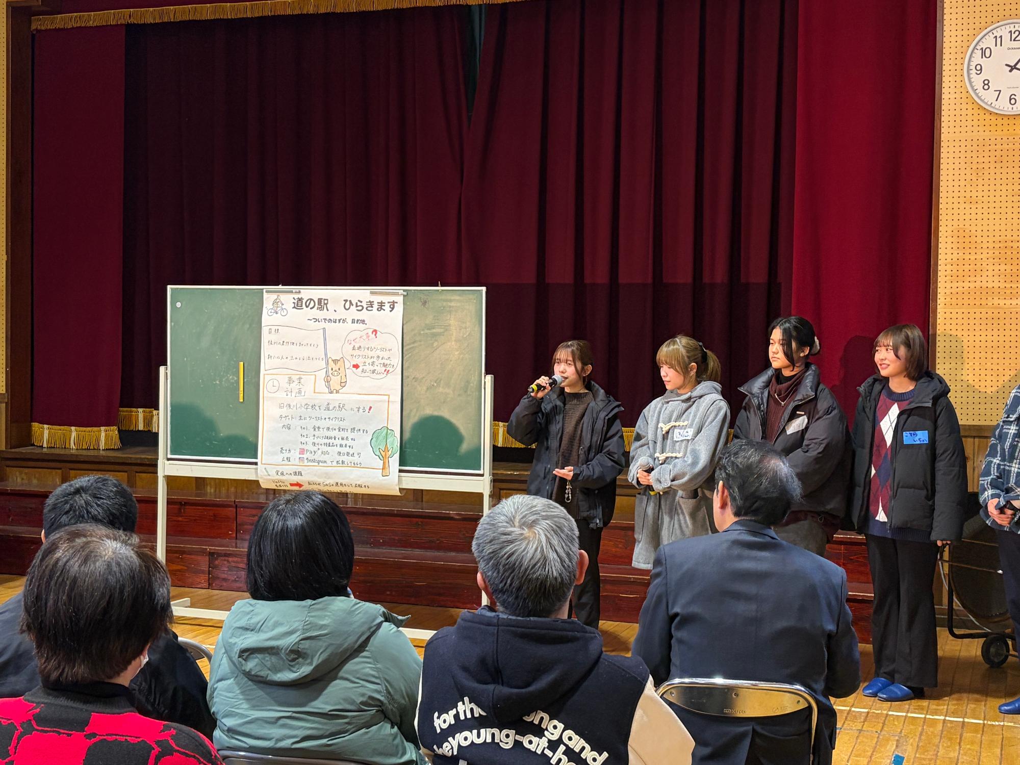 発表をする神戸大学生