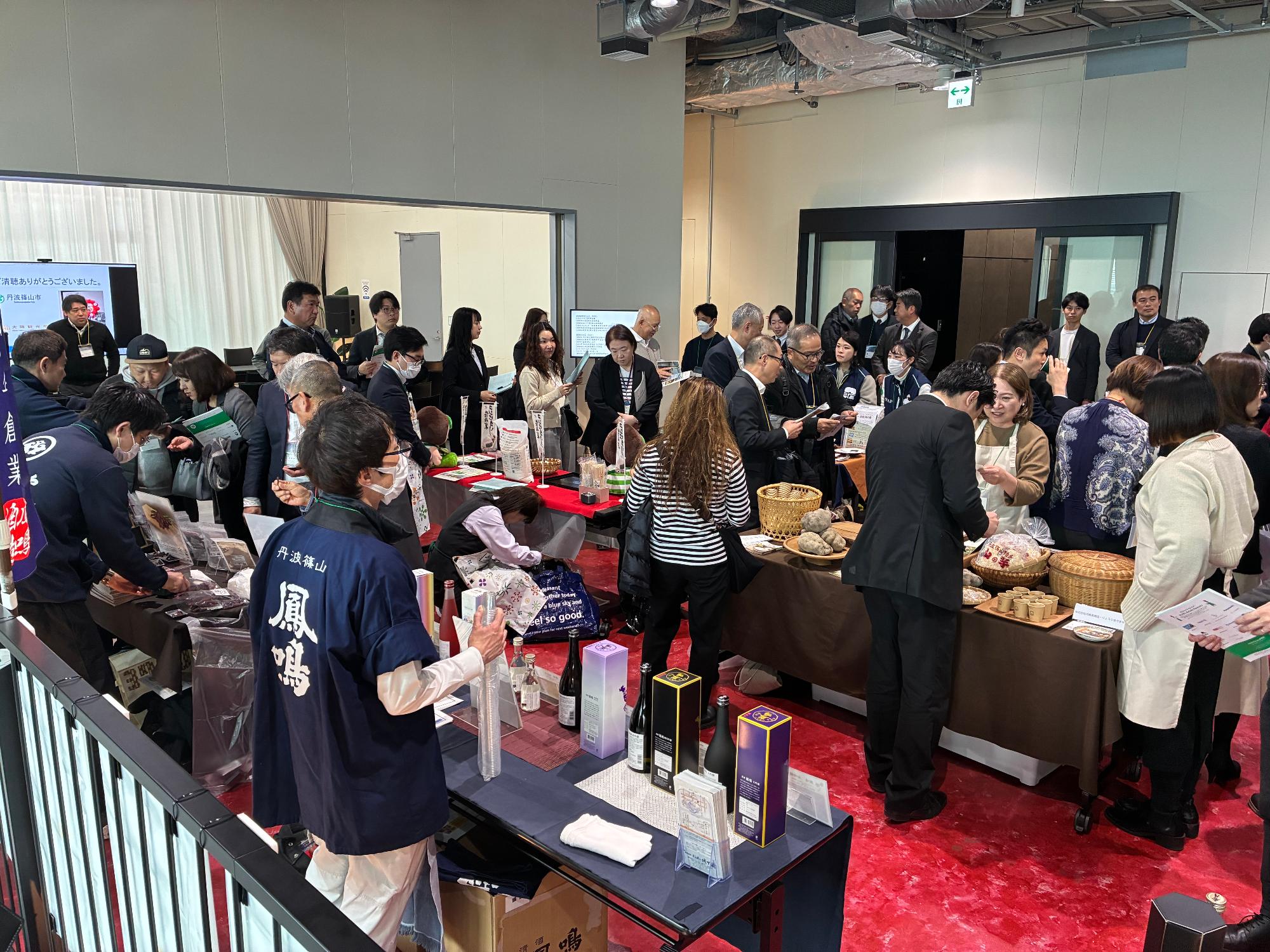 日本の美食街道交流会の様子